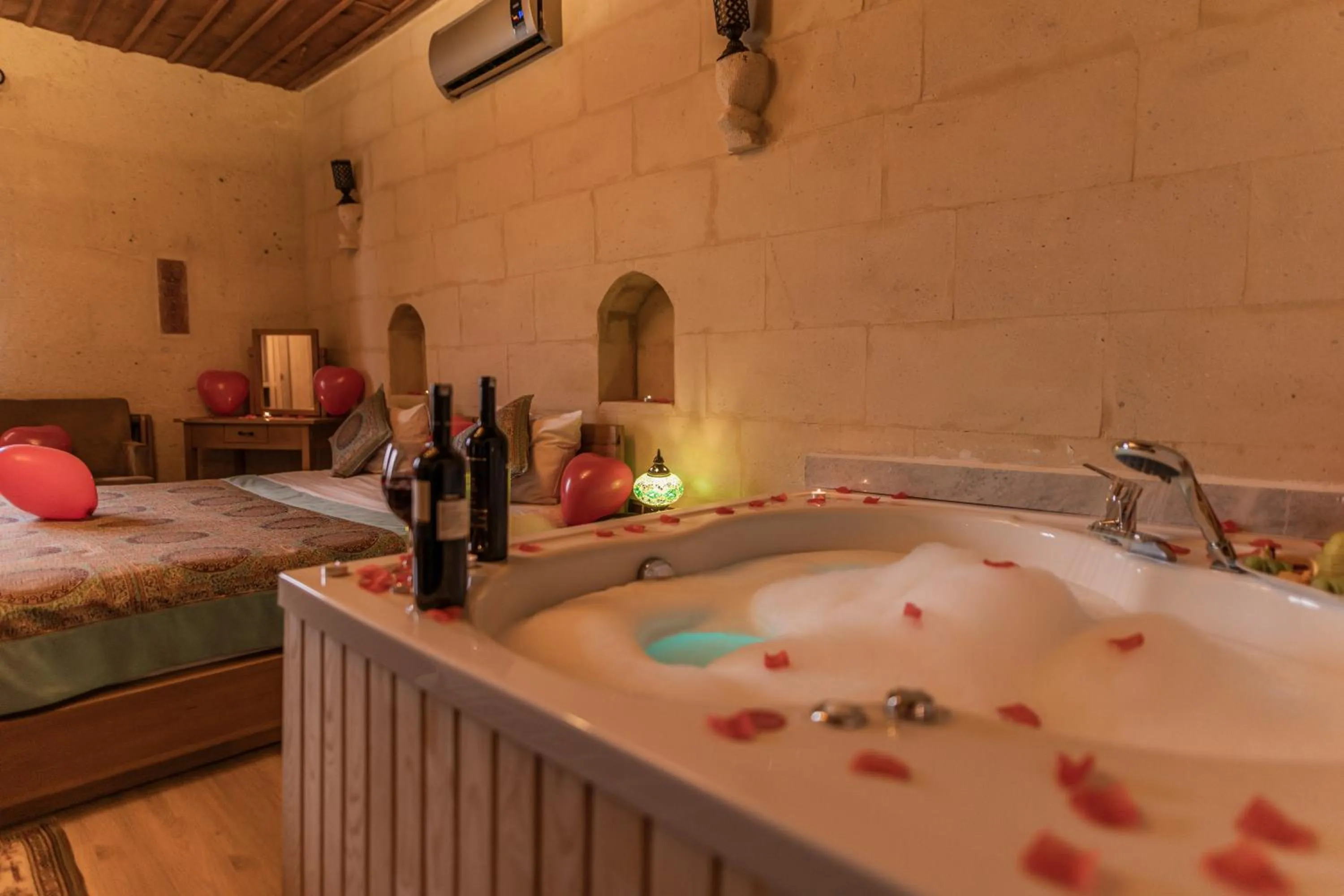 Hot Tub in La Casa Cave Hotel