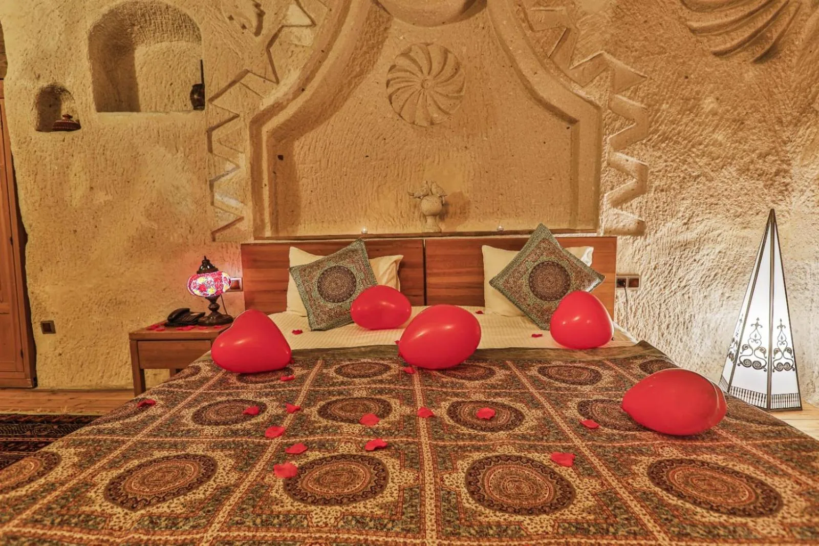 Restaurant/places to eat in La Casa Cave Hotel