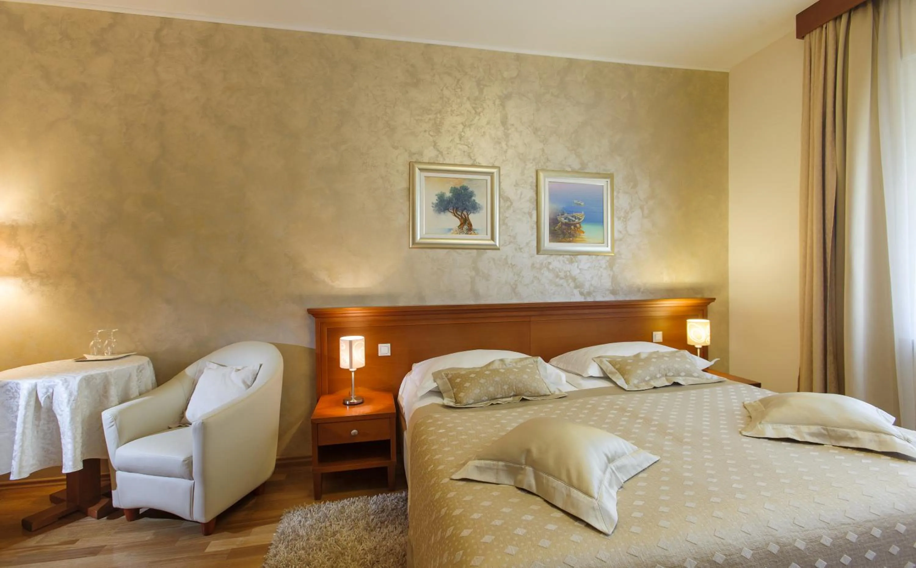 Photo of the whole room, Bed in Royal Suites