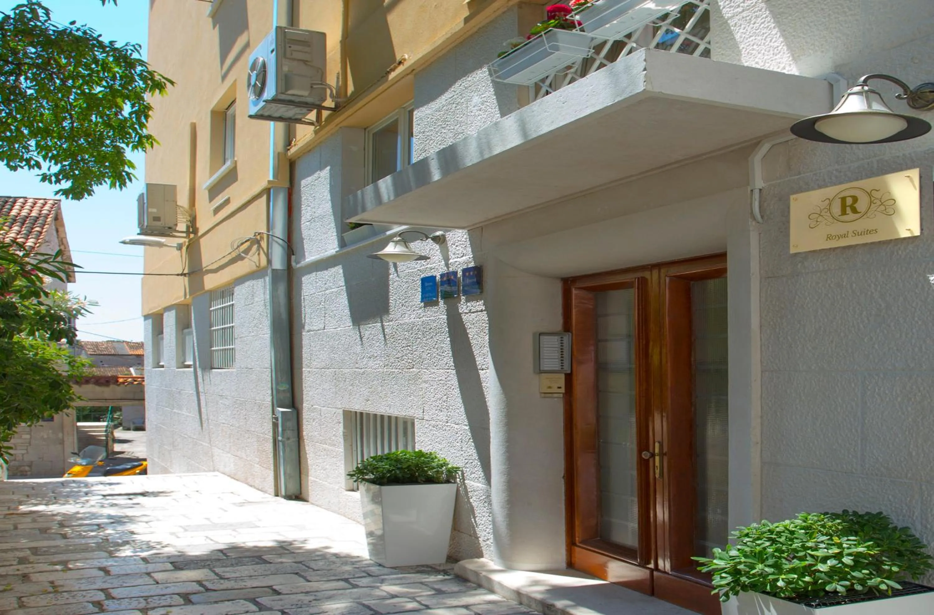 Facade/entrance in Royal Suites