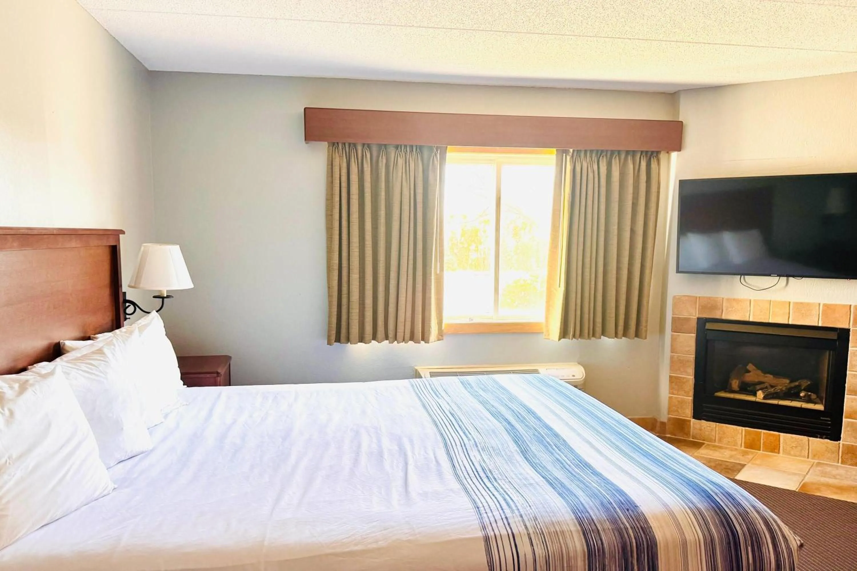 Photo of the whole room, Bed in AmericInn by Wyndham Stillwater