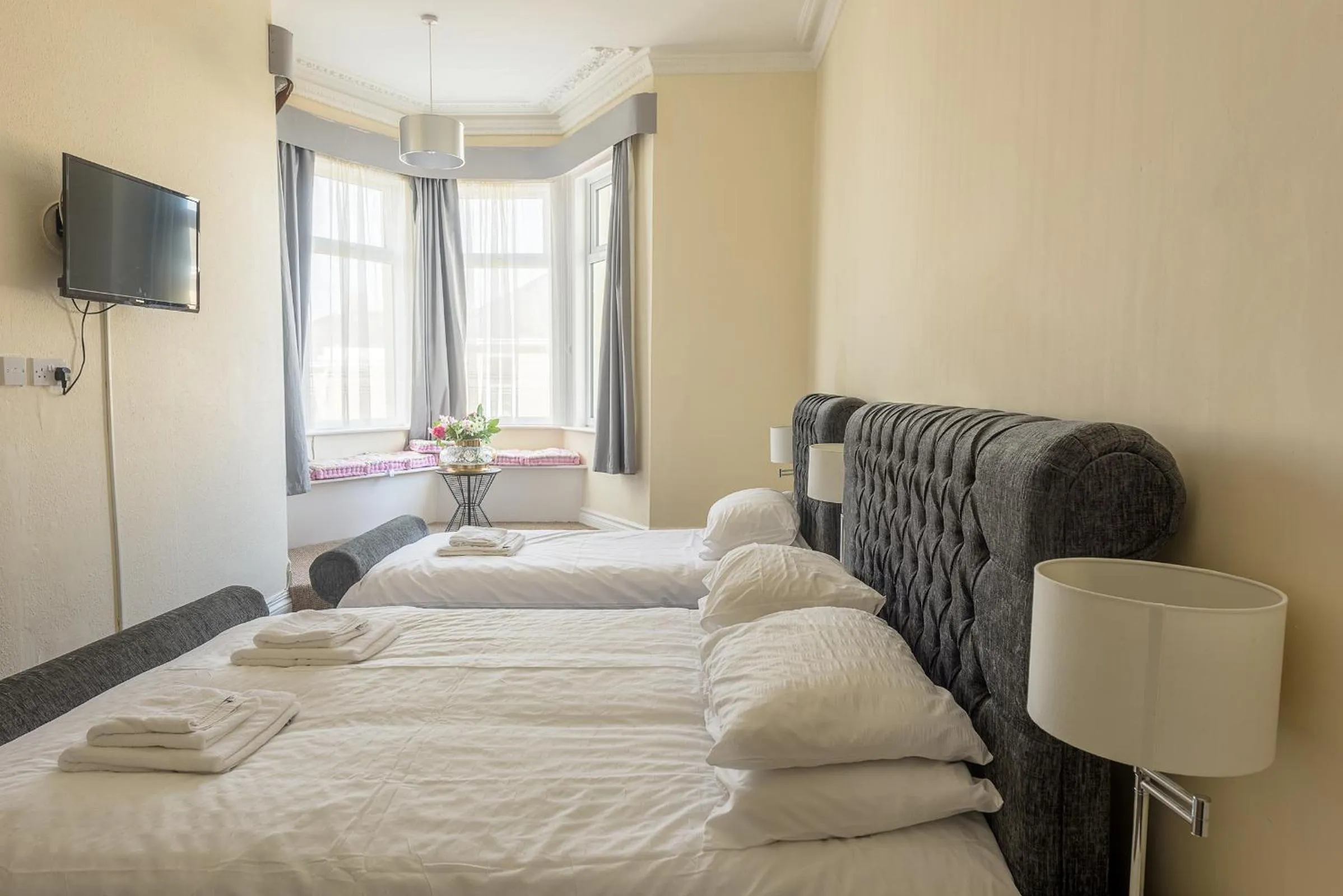 Bed in Villa Mentone Hotel