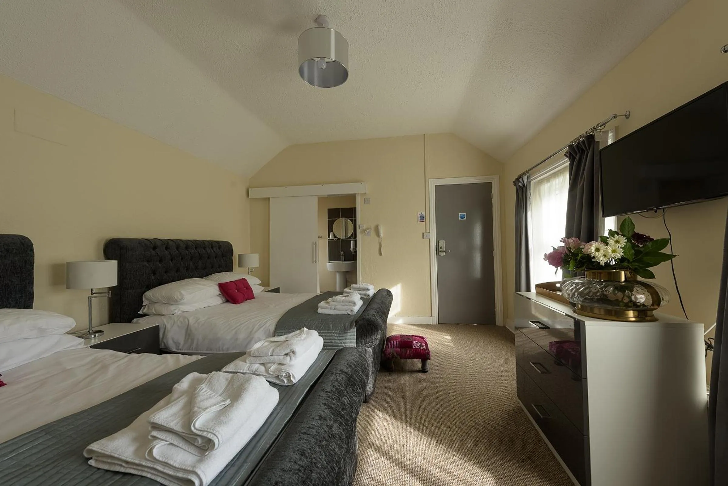 Bed in Villa Mentone Hotel