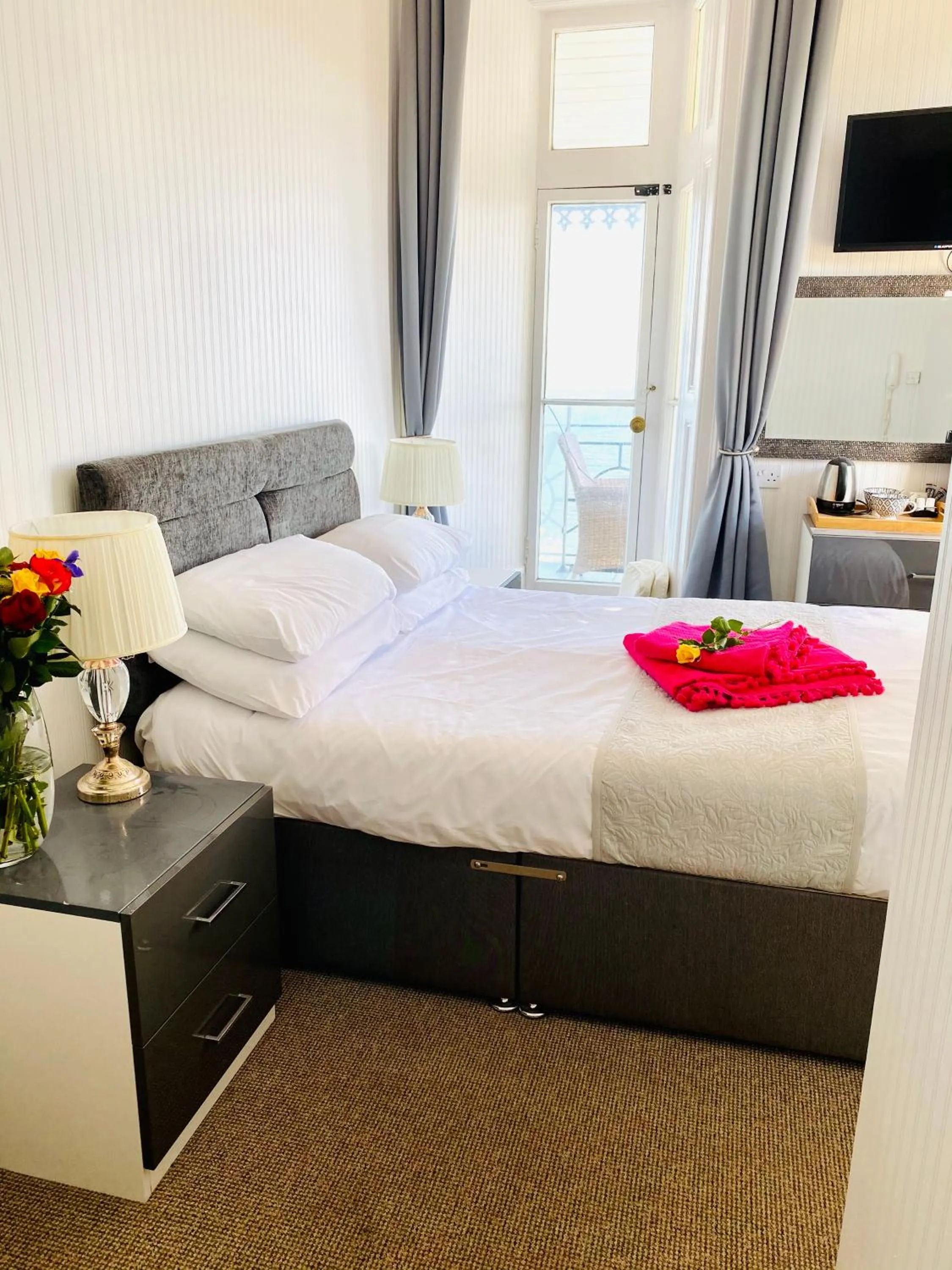 Bed in Villa Mentone Hotel