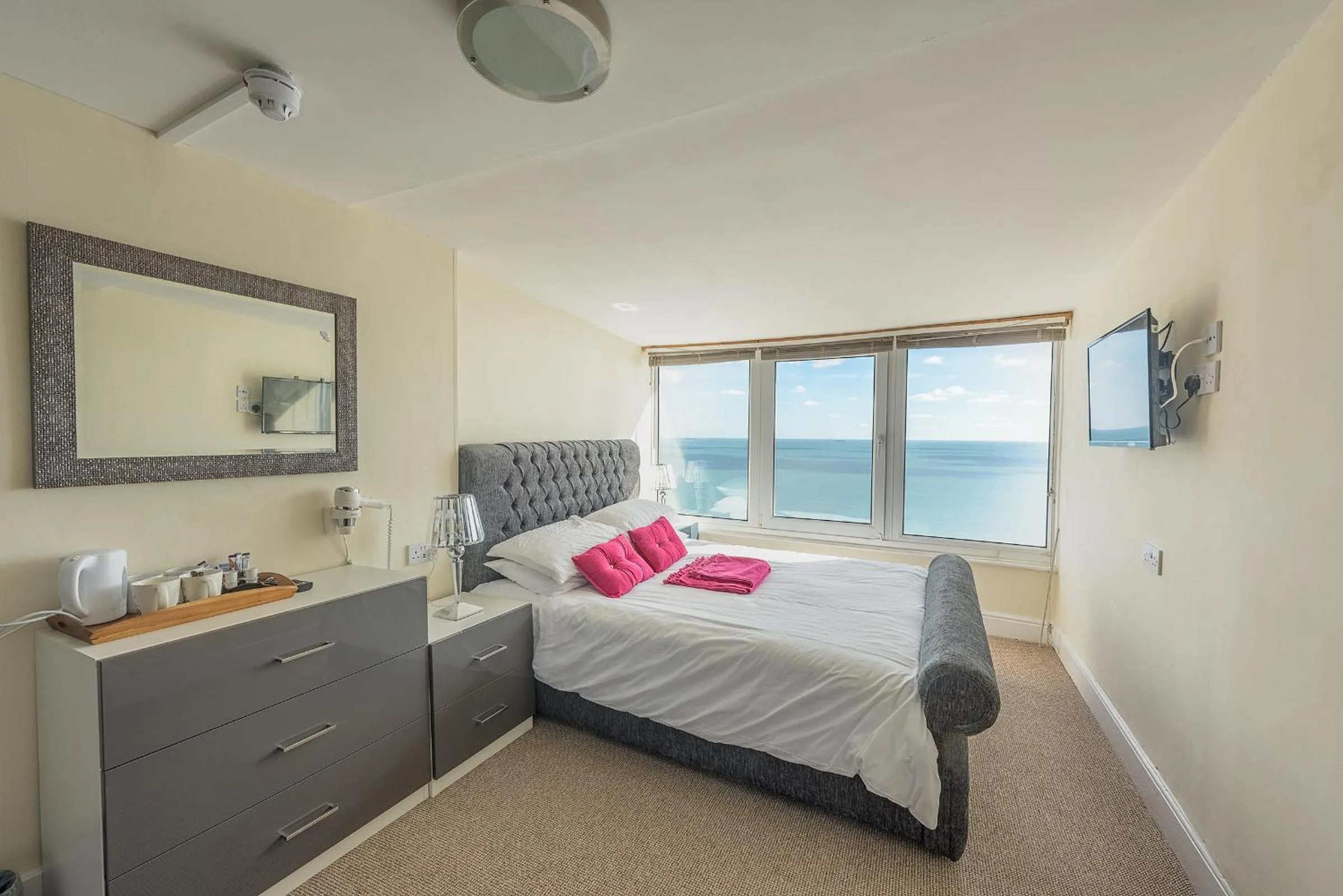 Bed in Villa Mentone Hotel