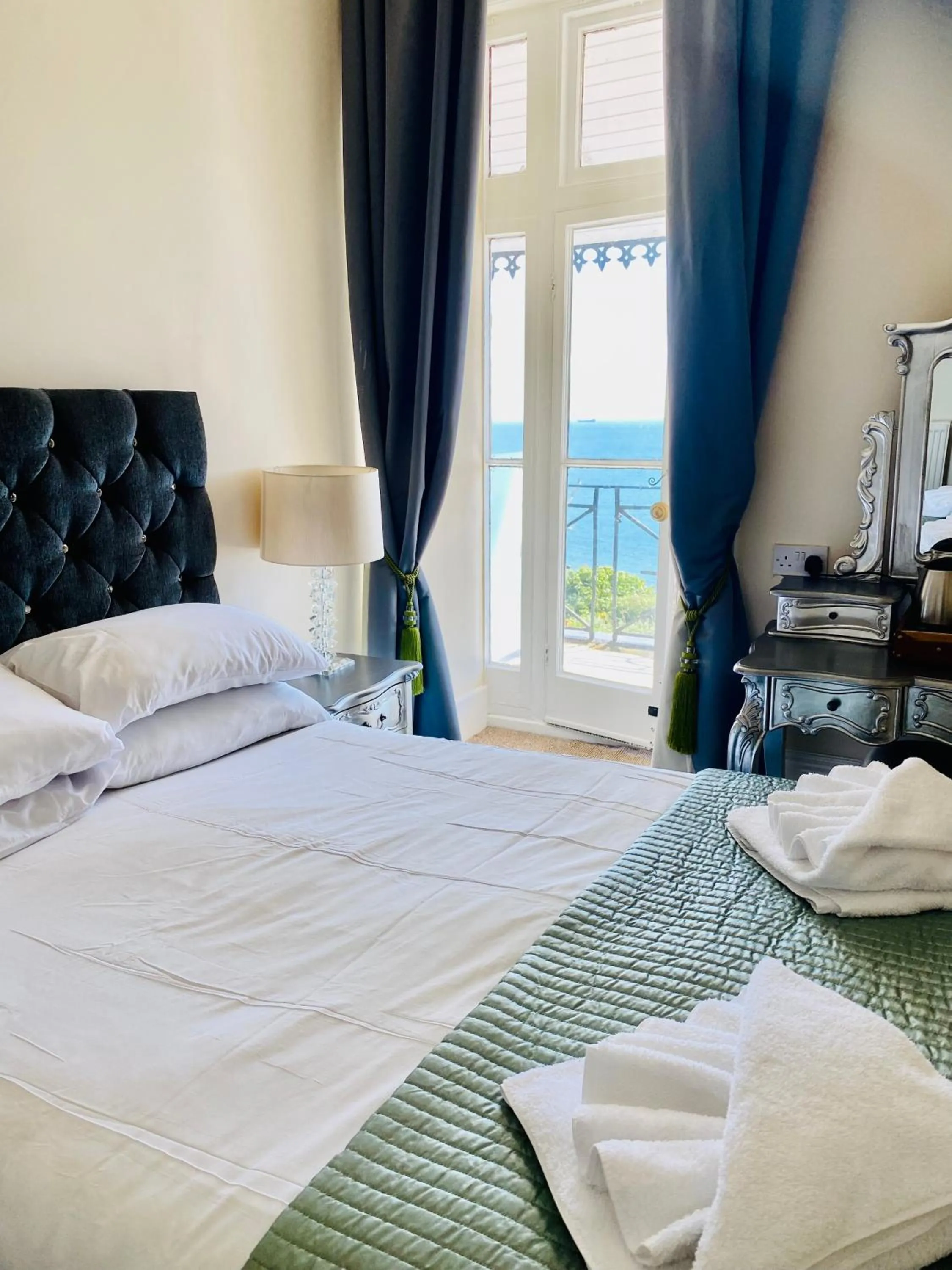 Bed in Villa Mentone Hotel