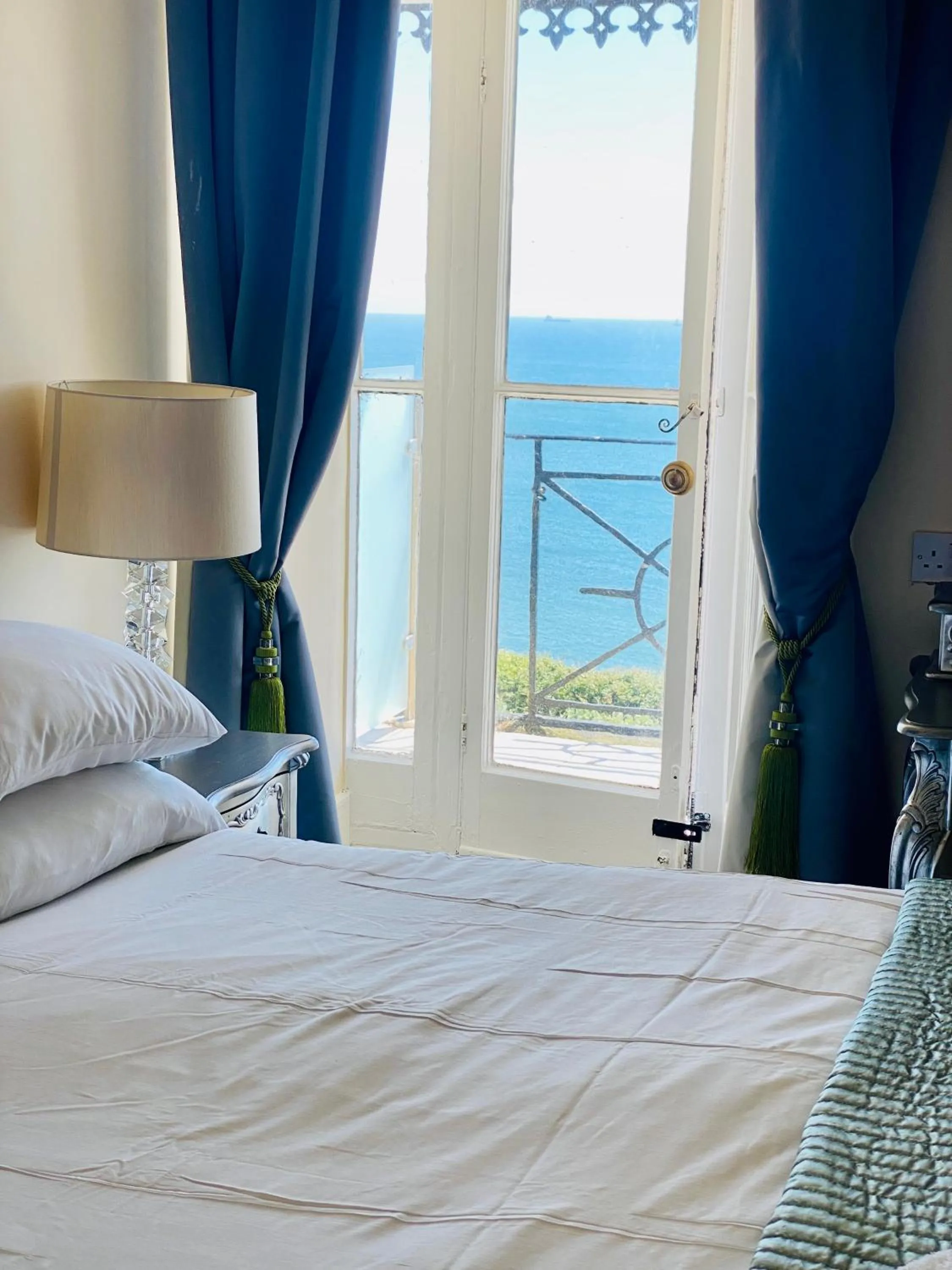 Bed in Villa Mentone Hotel