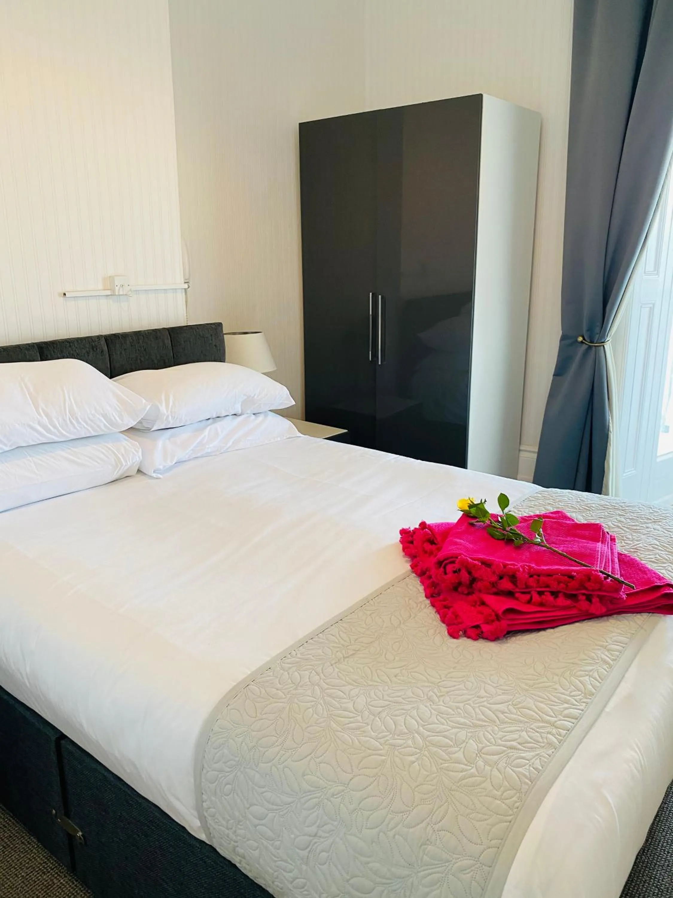 Bed in Villa Mentone Hotel