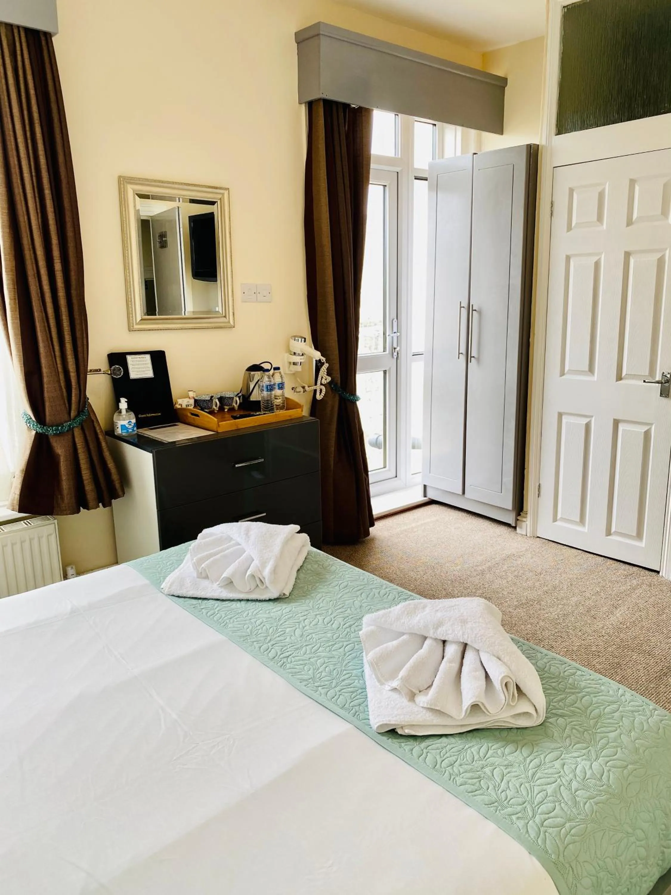 Bed in Villa Mentone Hotel