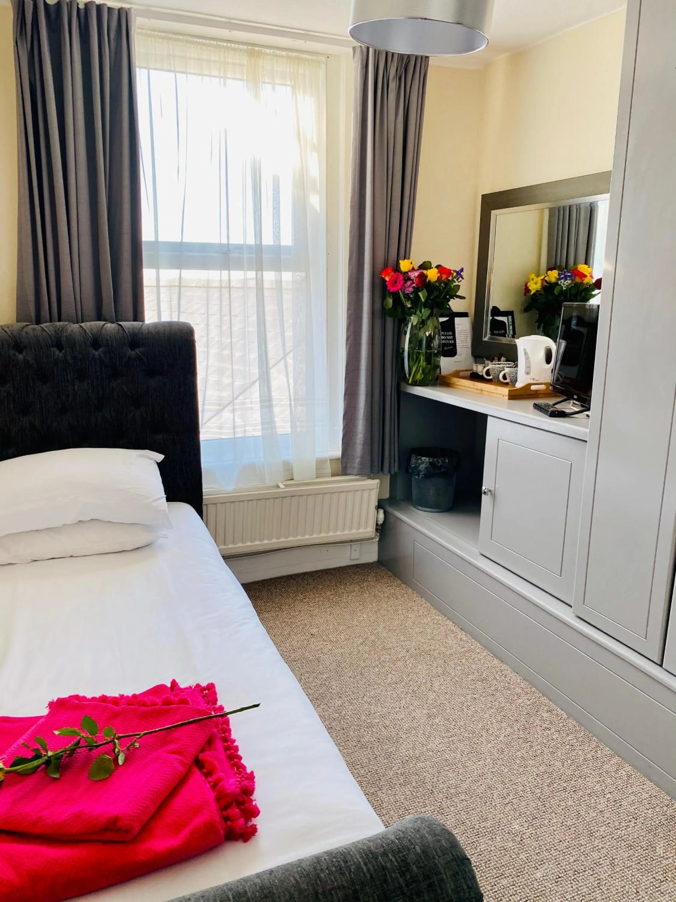 Bed in Villa Mentone Hotel