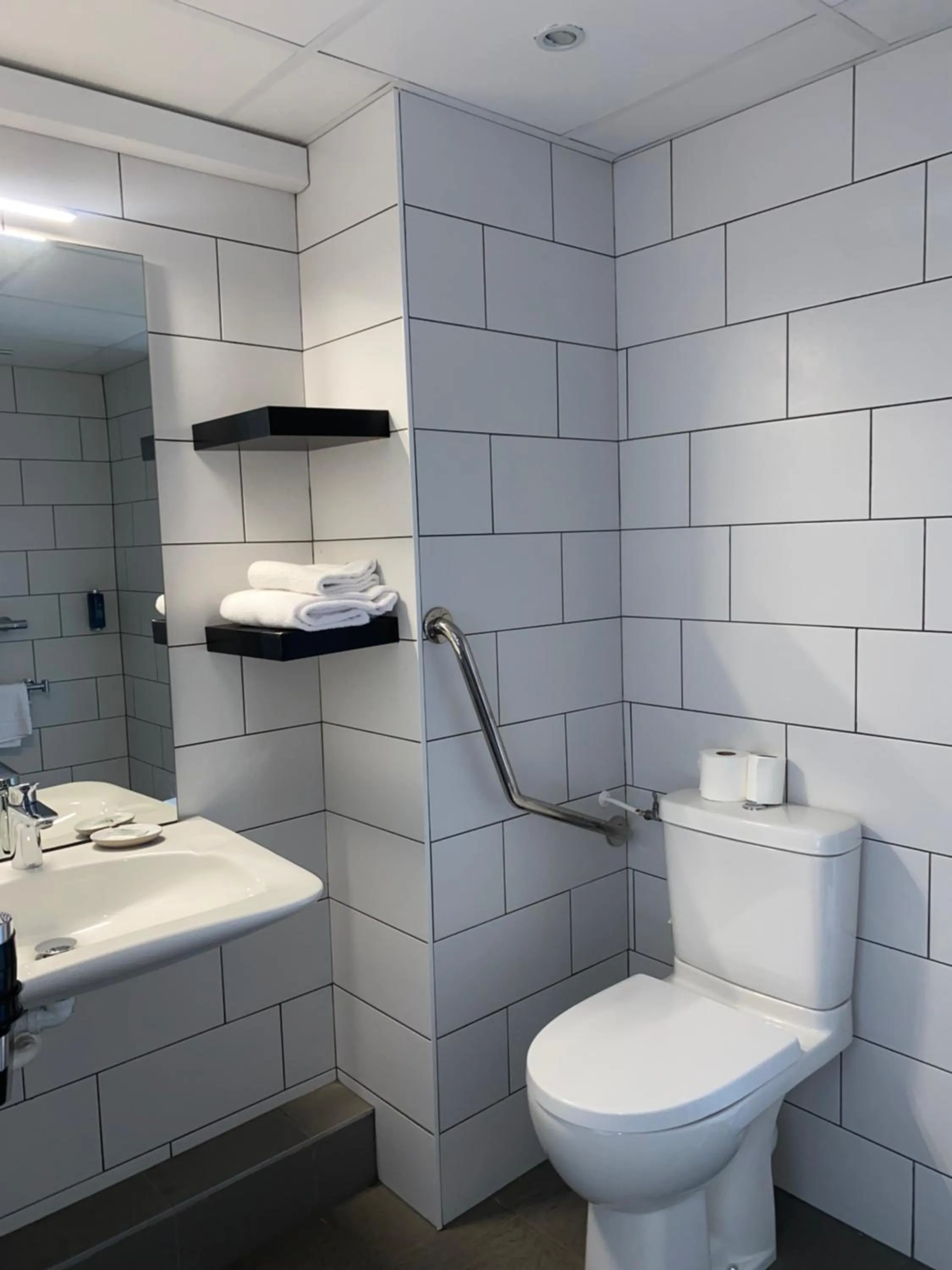 Bathroom in Aka Lodge Lyon Eurexpo Arena Stadium