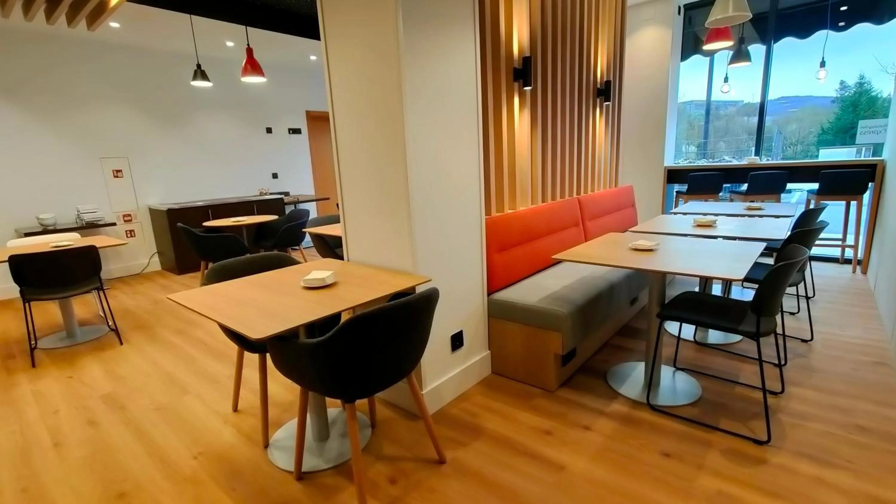 Restaurant/places to eat in Holiday Inn Express Bilbao Airport by IHG