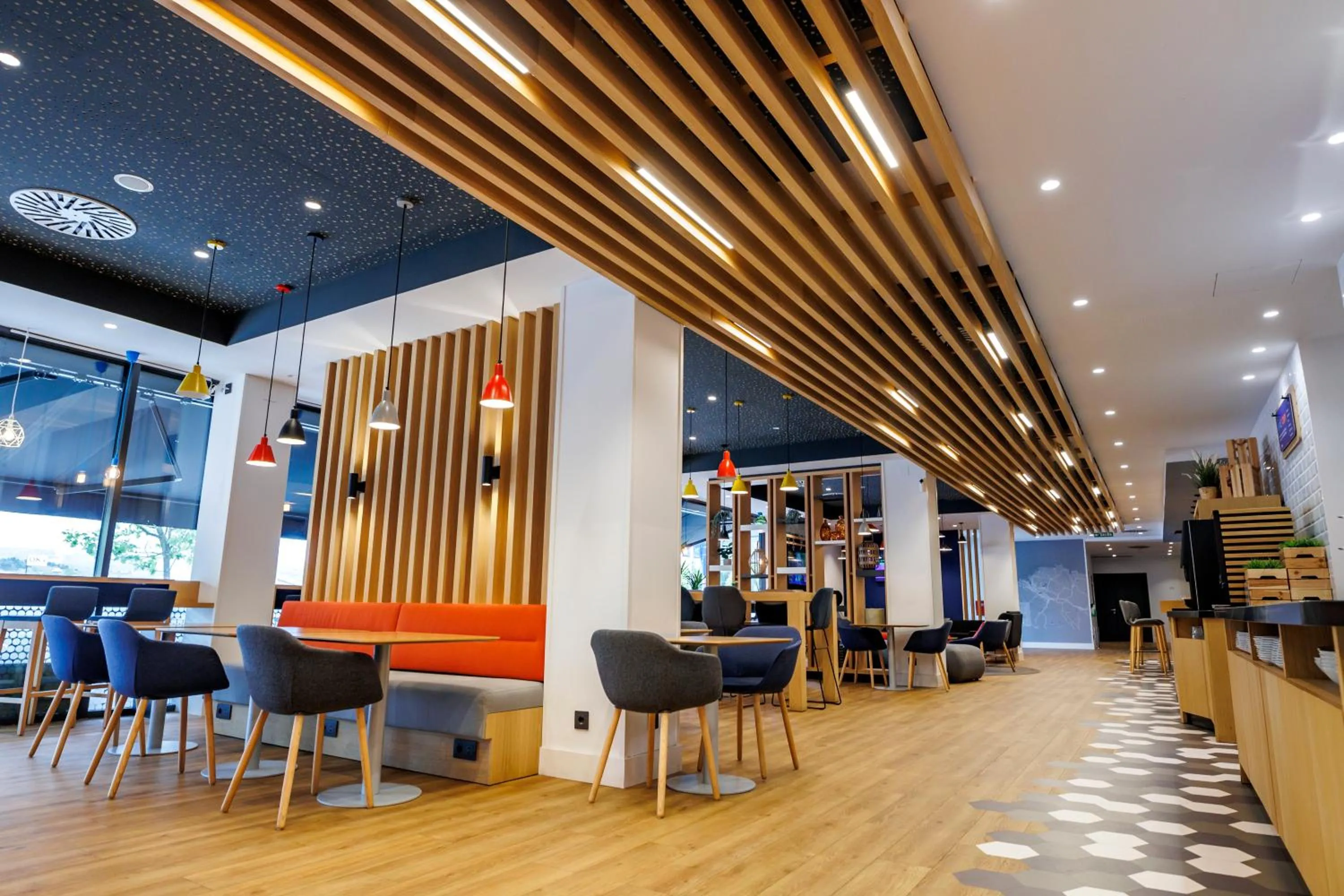 Dining area in Holiday Inn Express Bilbao Airport by IHG