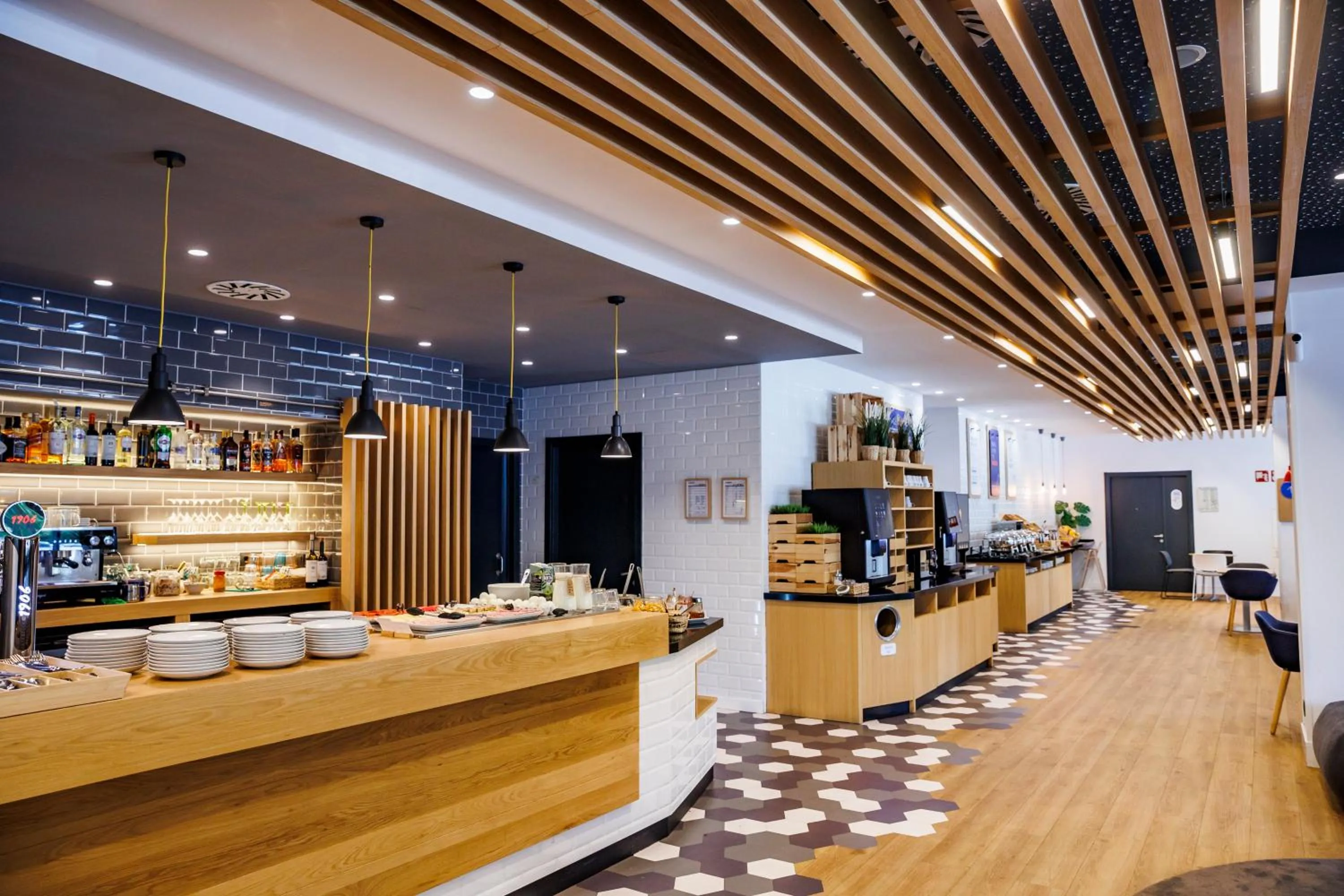 Dining area in Holiday Inn Express Bilbao Airport by IHG