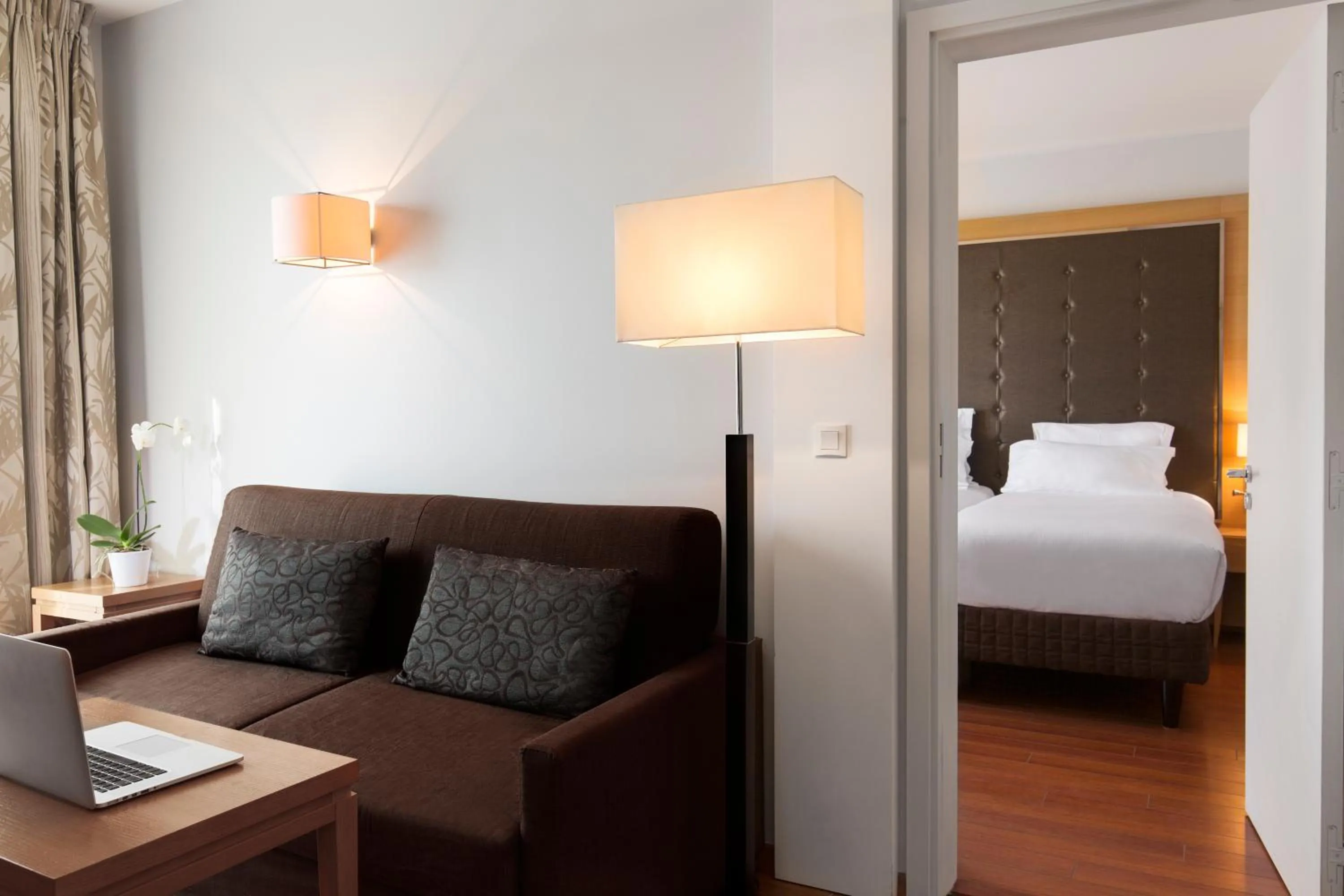 Living room, Bed in Relais Spa Val d'Europe