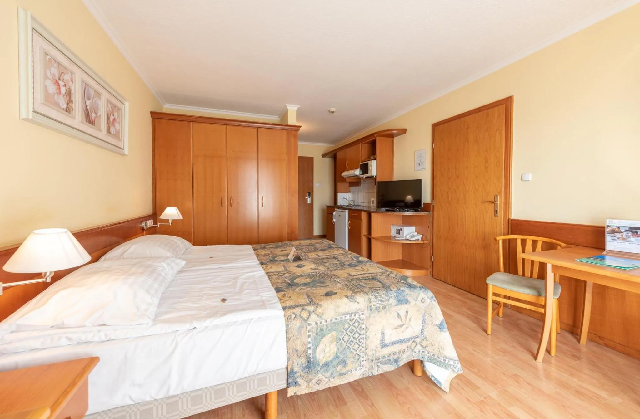 Bedroom, Bed in Holiday Club Apartman Hotel