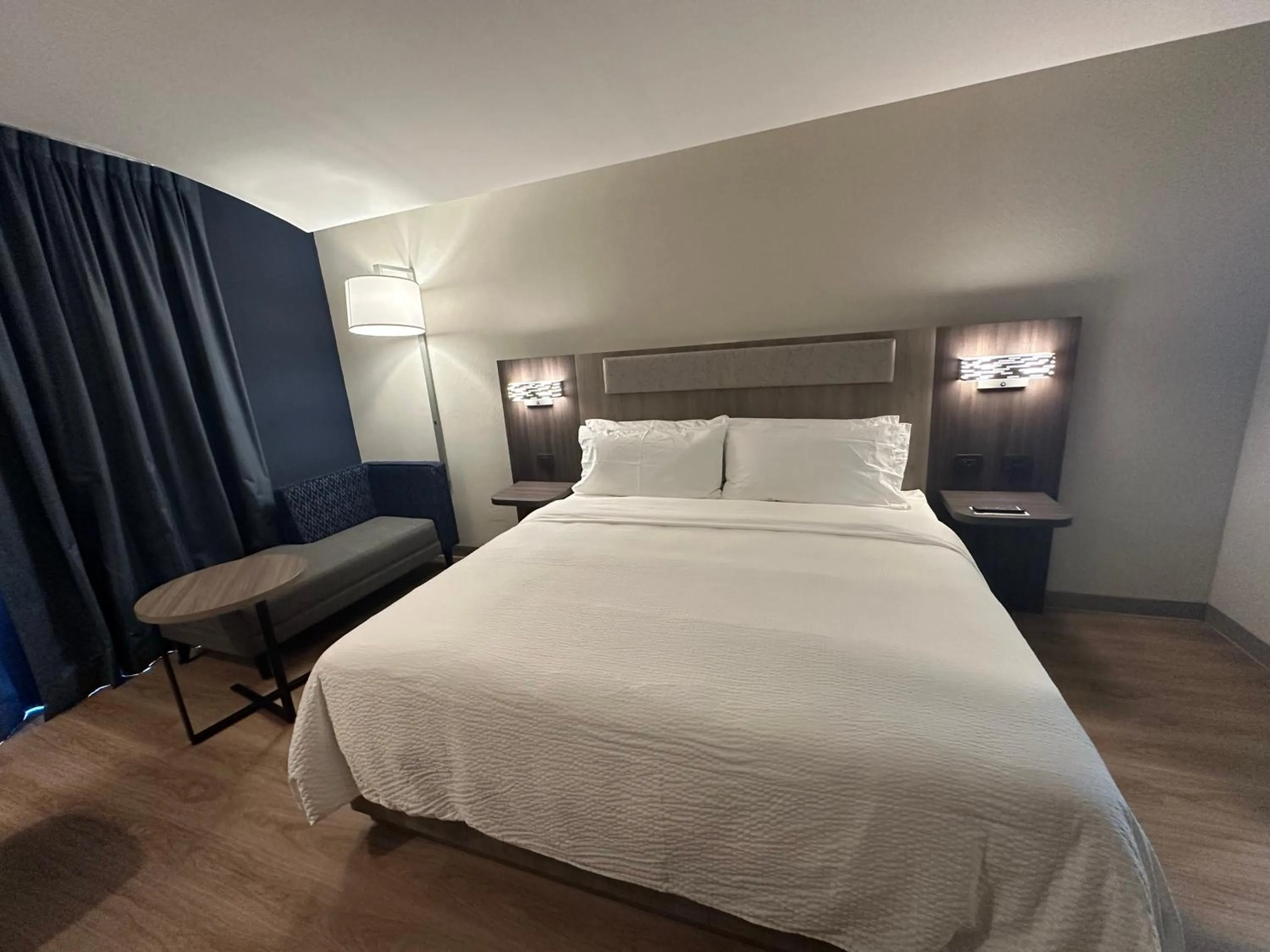 Bed in Holiday Inn Express Nuevo Laredo by IHG