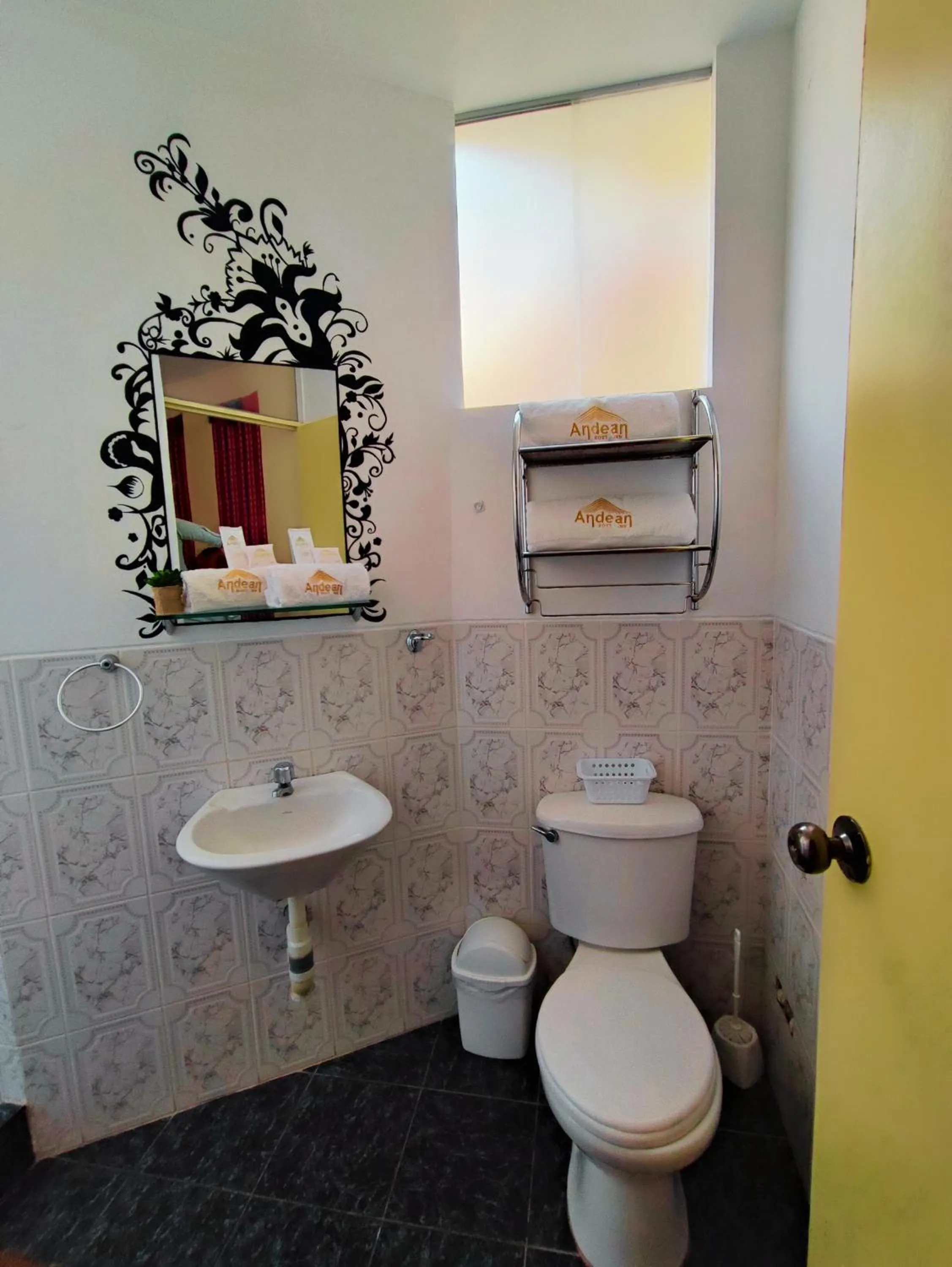 Shower in Hotel Andean Host Inn