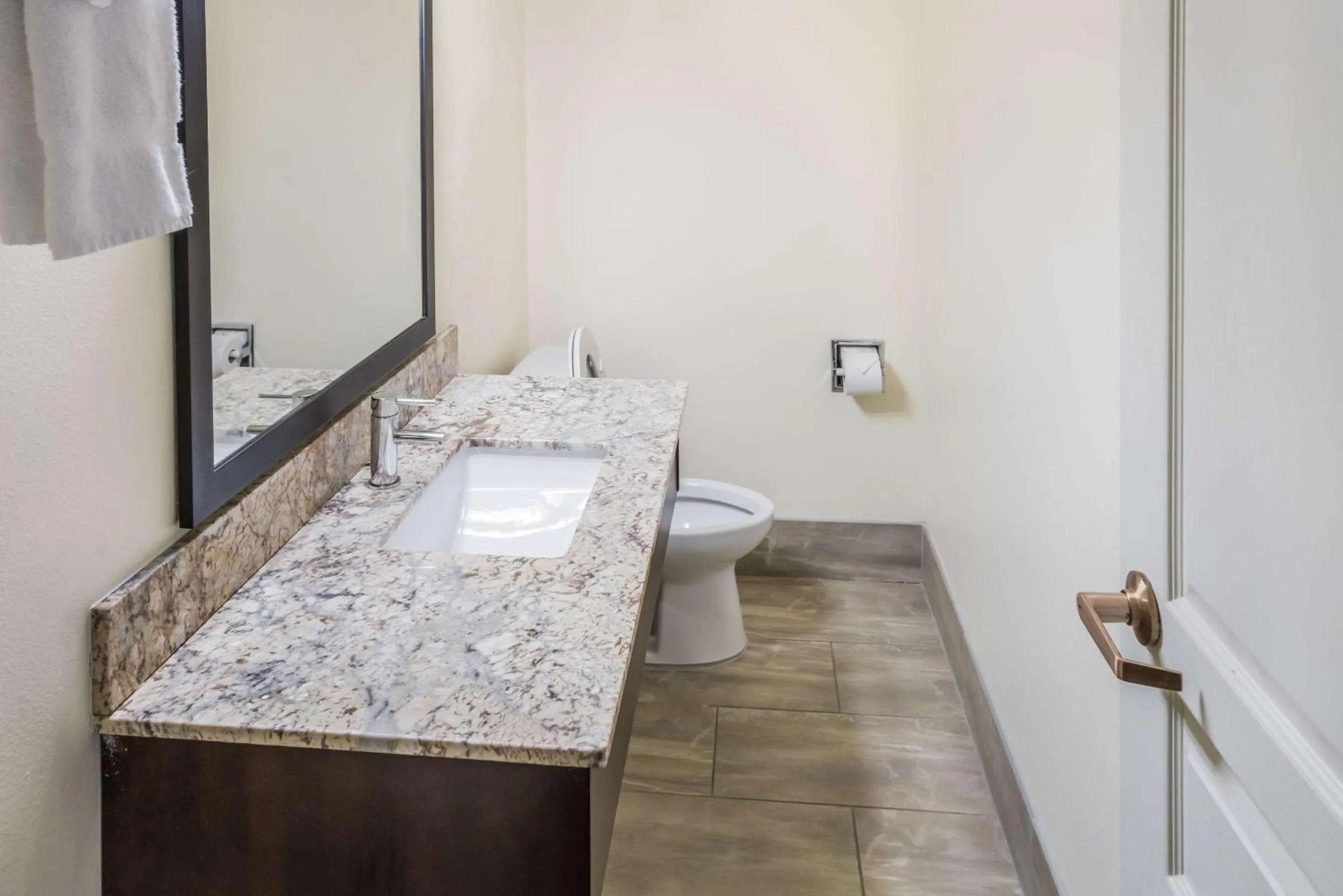 Bedroom, Bed in Clarion Inn Page - Lake Powell