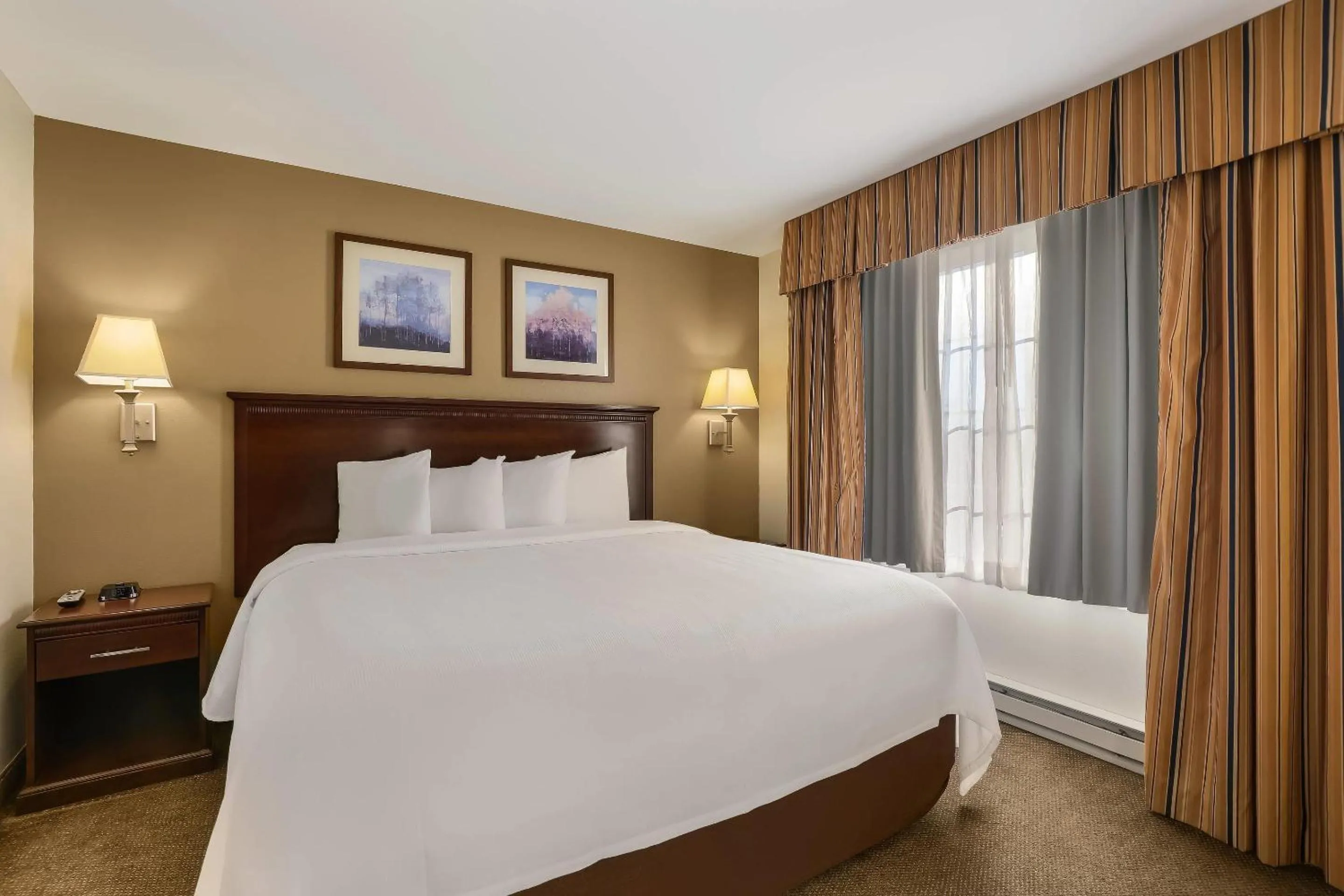 Bedroom, Bed in MainStay Suites Fitchburg - Madison