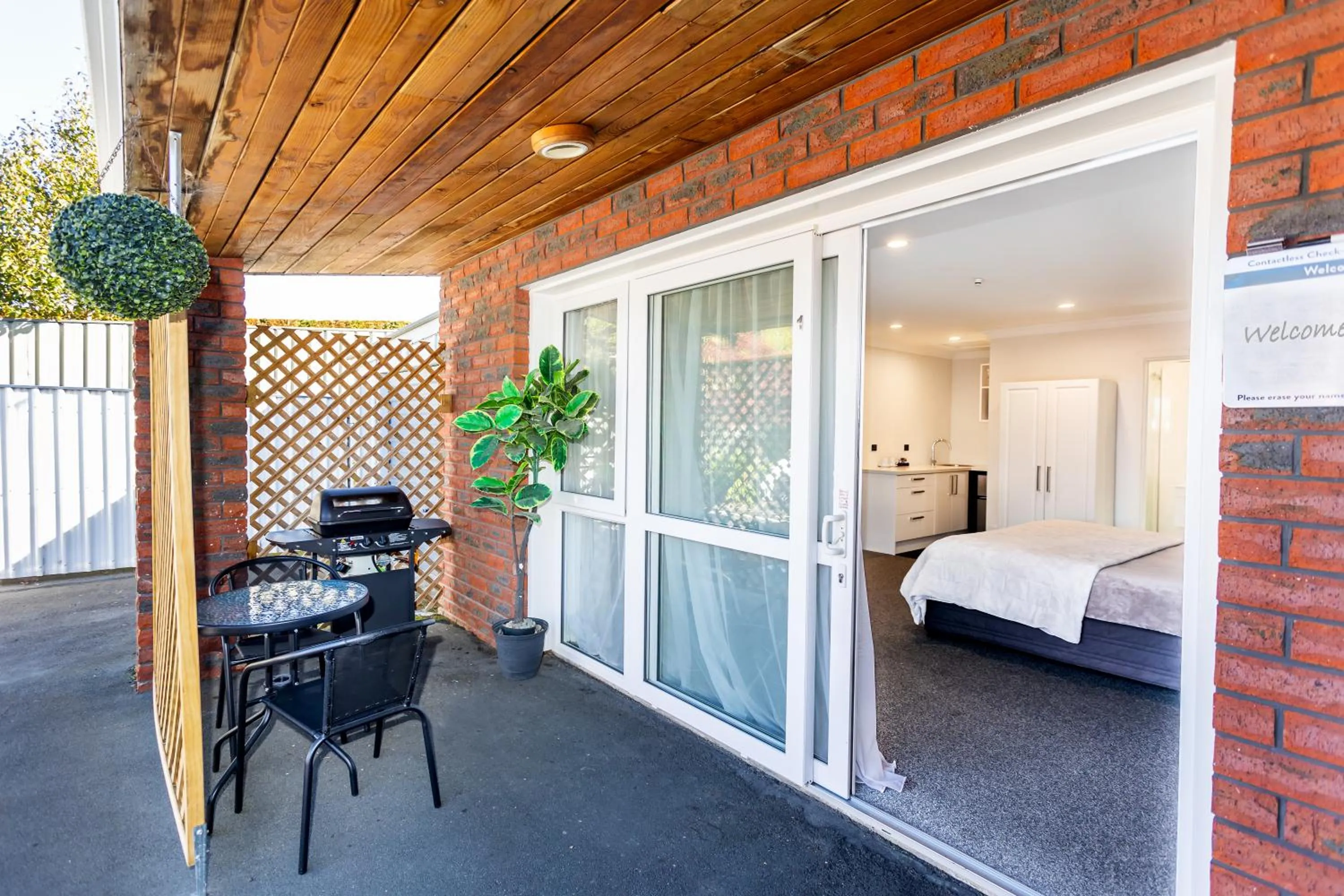 BBQ facilities, Bed in Superior Dunedin Apartments