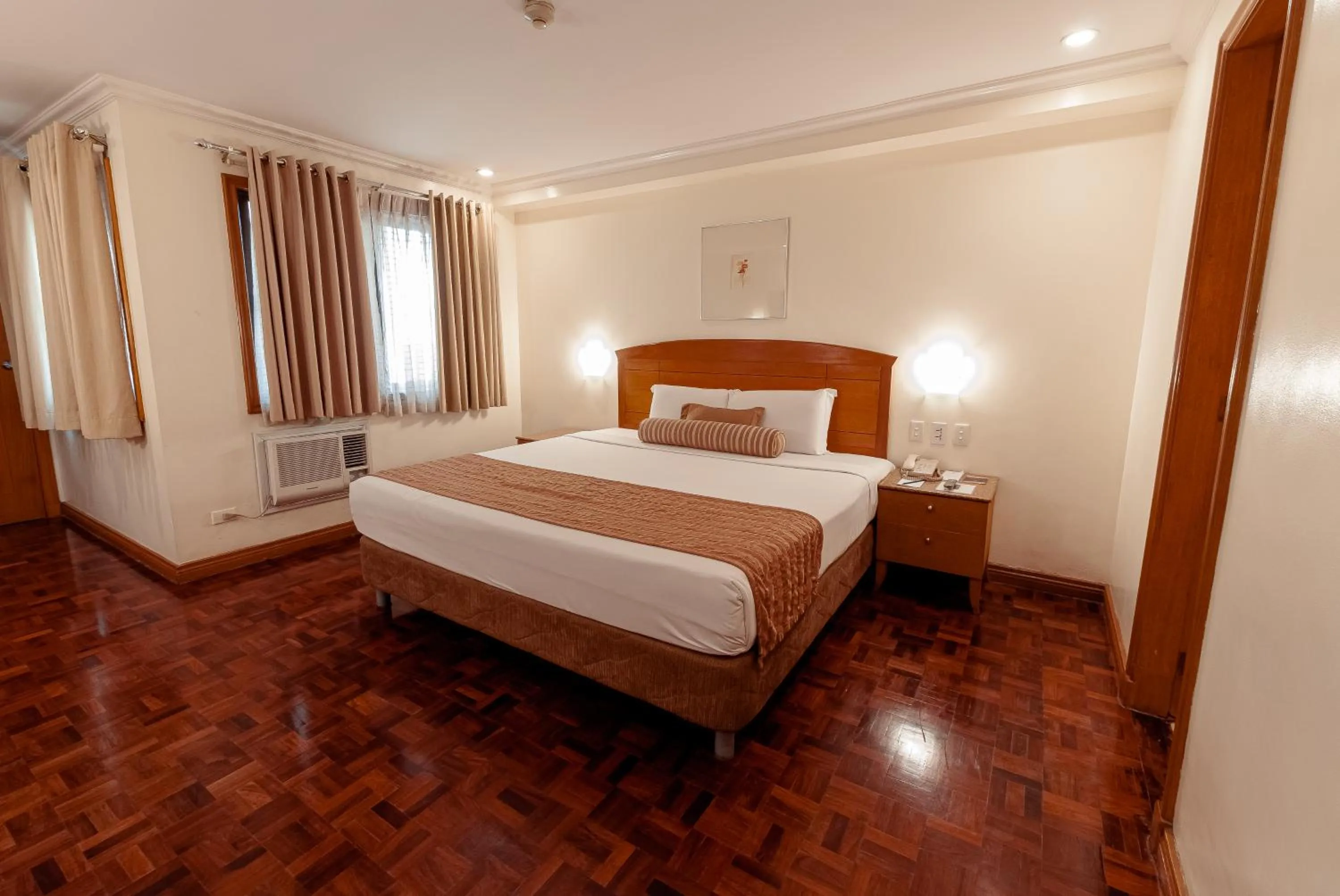 Bedroom, Bed in City Garden Suites Manila