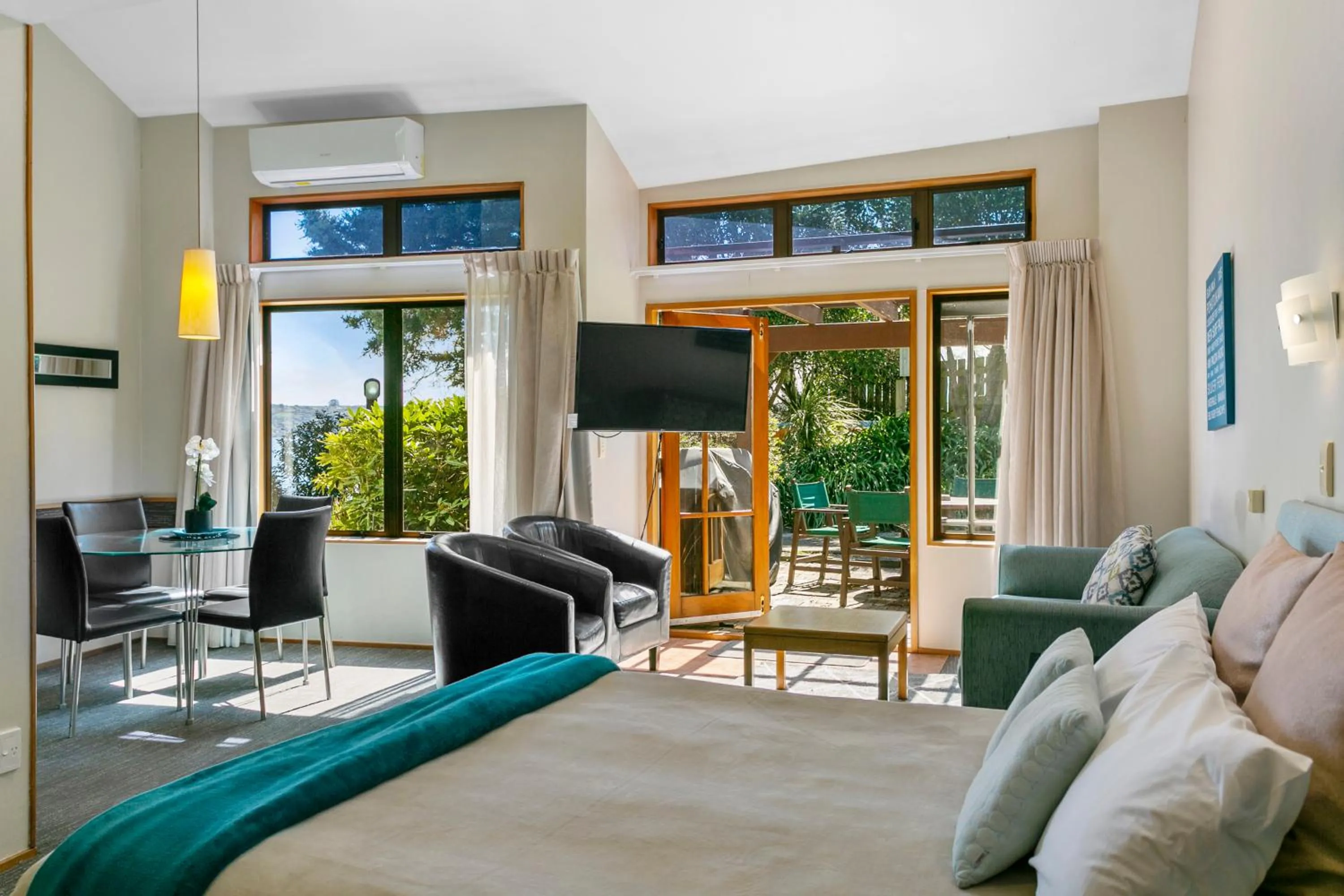 Patio in Cascades Lakefront Motel