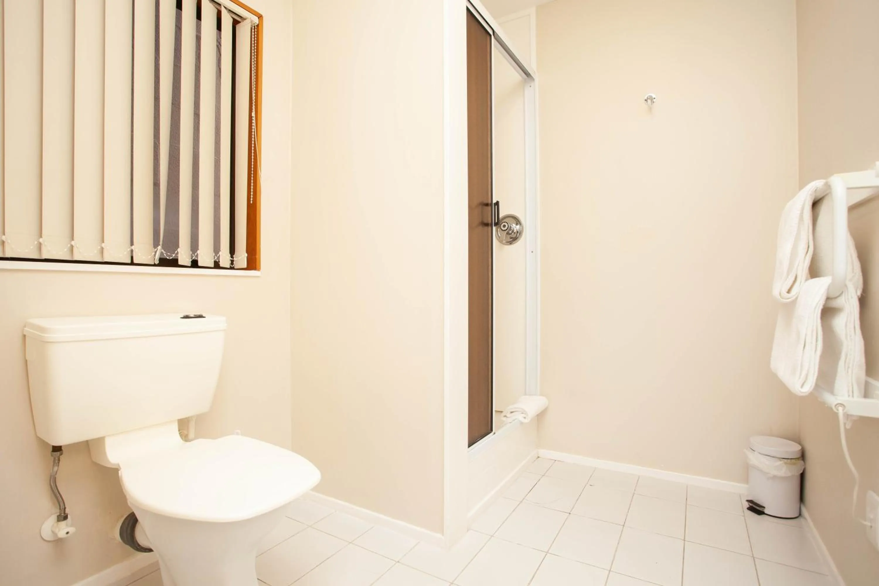 Bathroom in Cascades Lakefront Motel