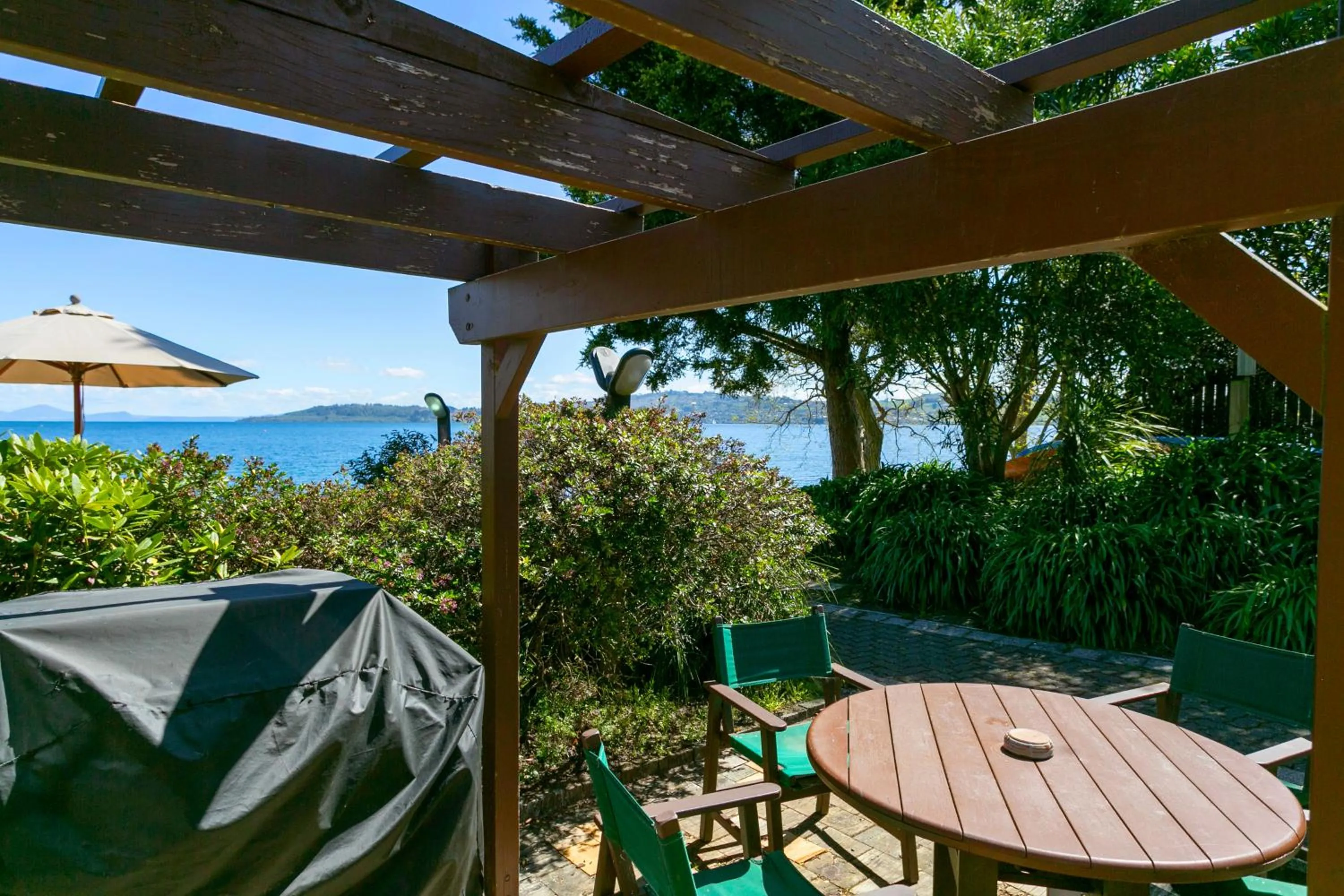 Patio in Cascades Lakefront Motel