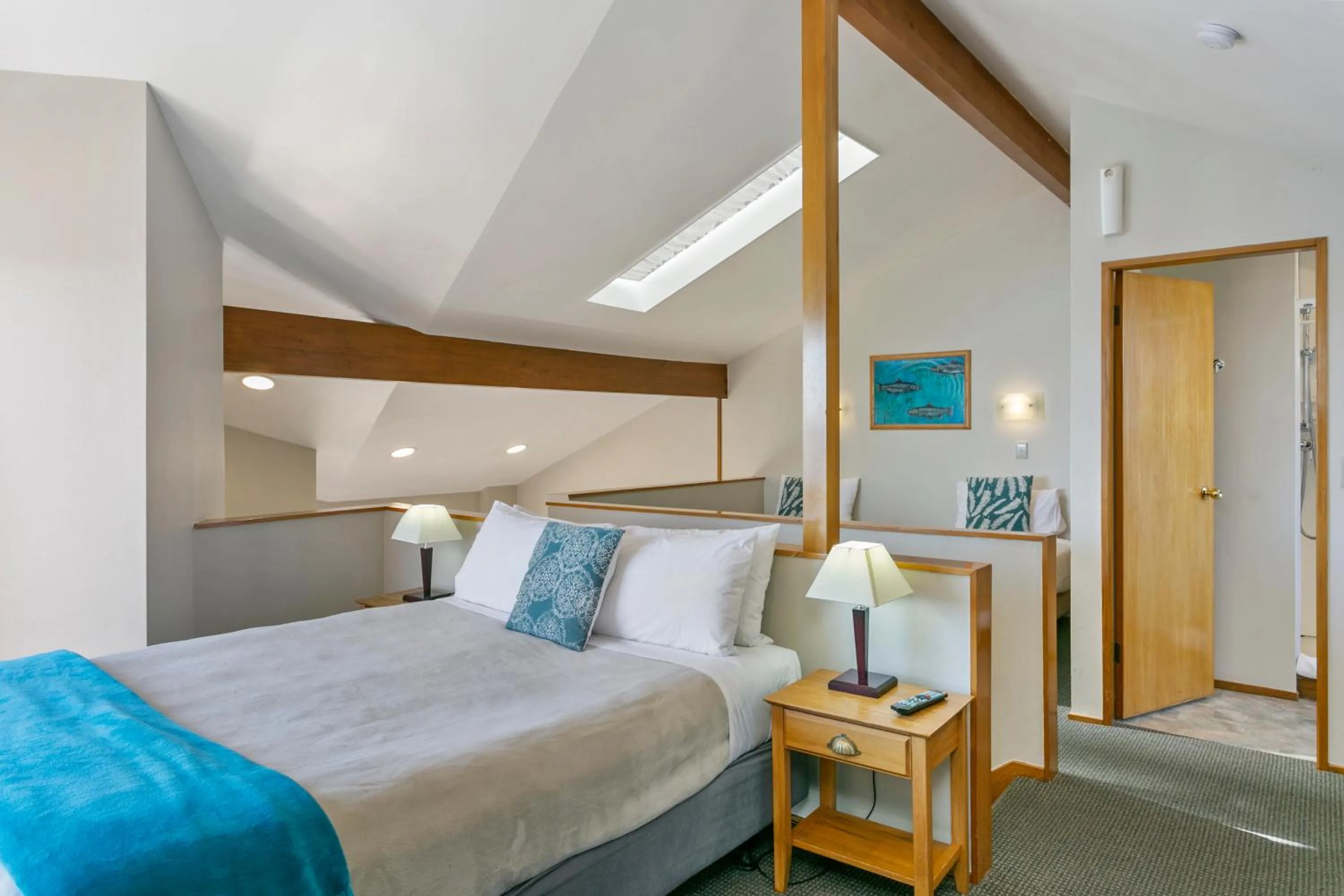 Bedroom, Bed in Cascades Lakefront Motel