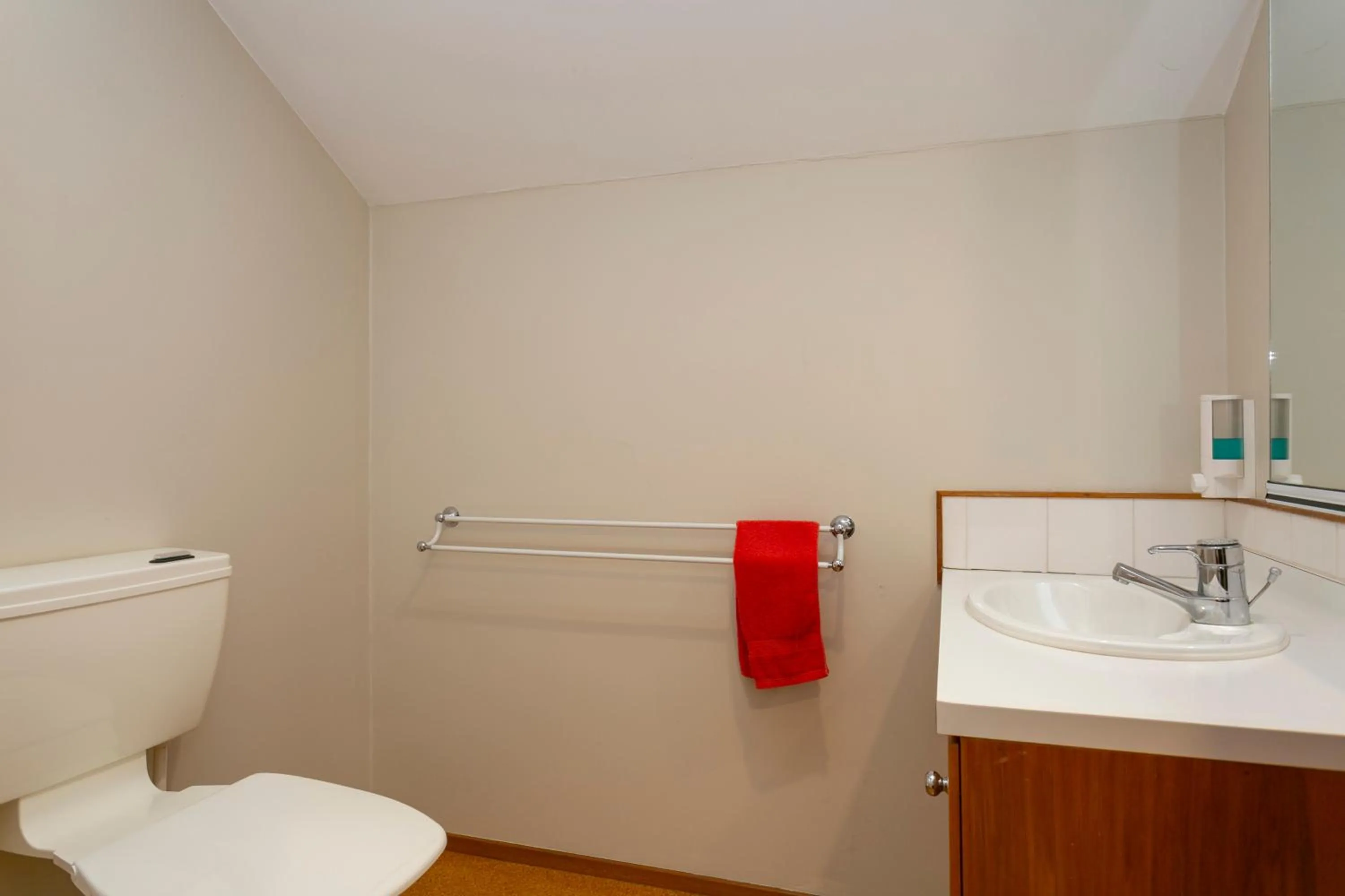 Toilet in Cascades Lakefront Motel