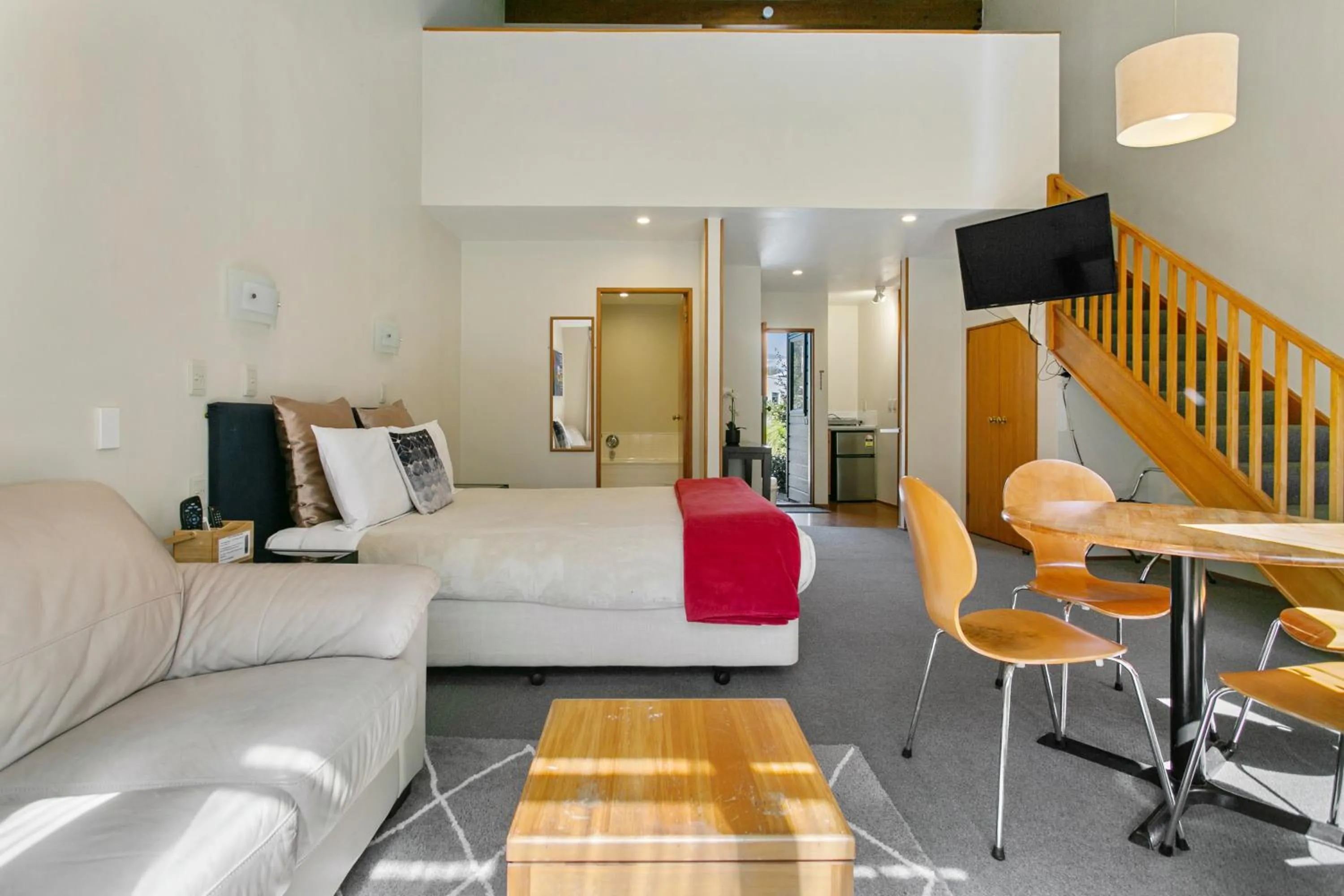 Photo of the whole room in Cascades Lakefront Motel