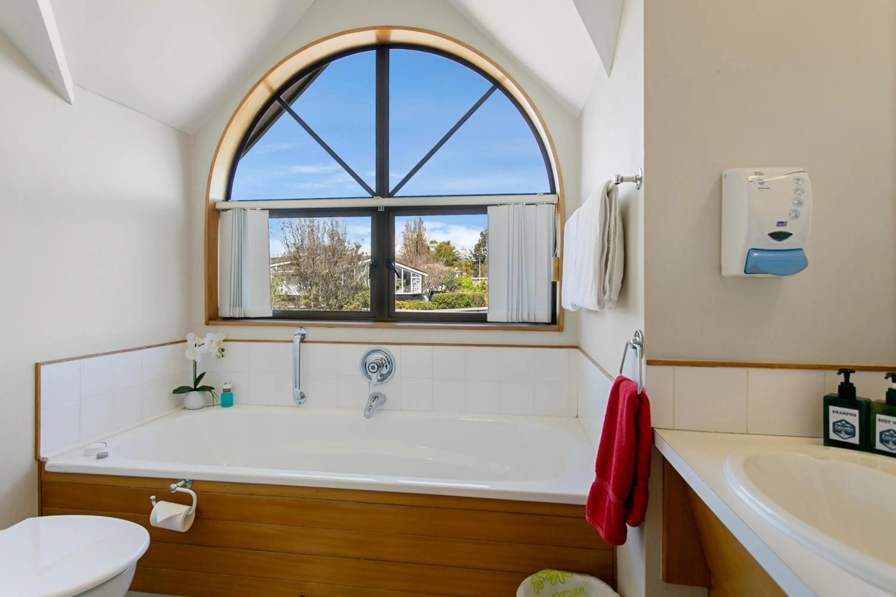 Hot Tub in Cascades Lakefront Motel