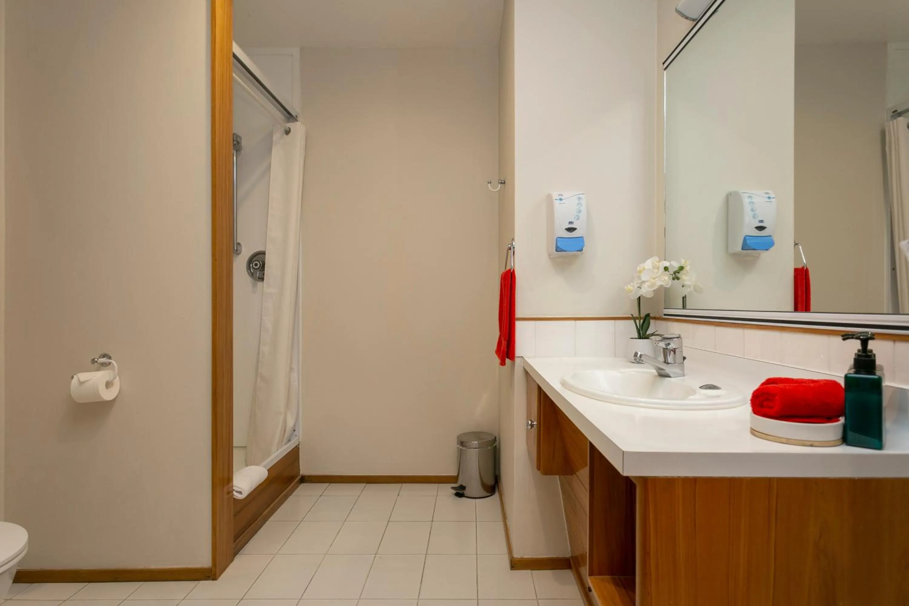 Bathroom in Cascades Lakefront Motel