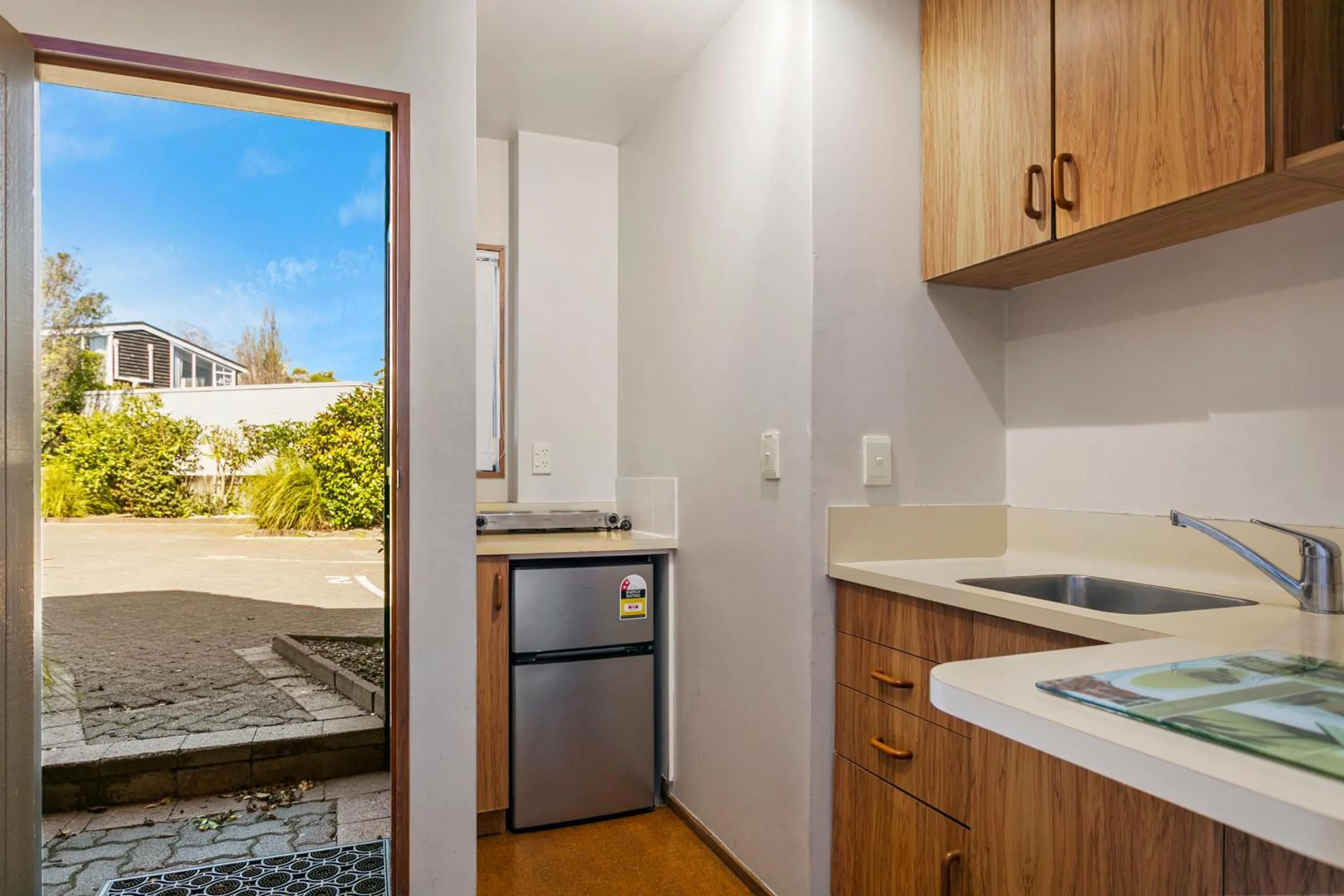 kitchen in Cascades Lakefront Motel