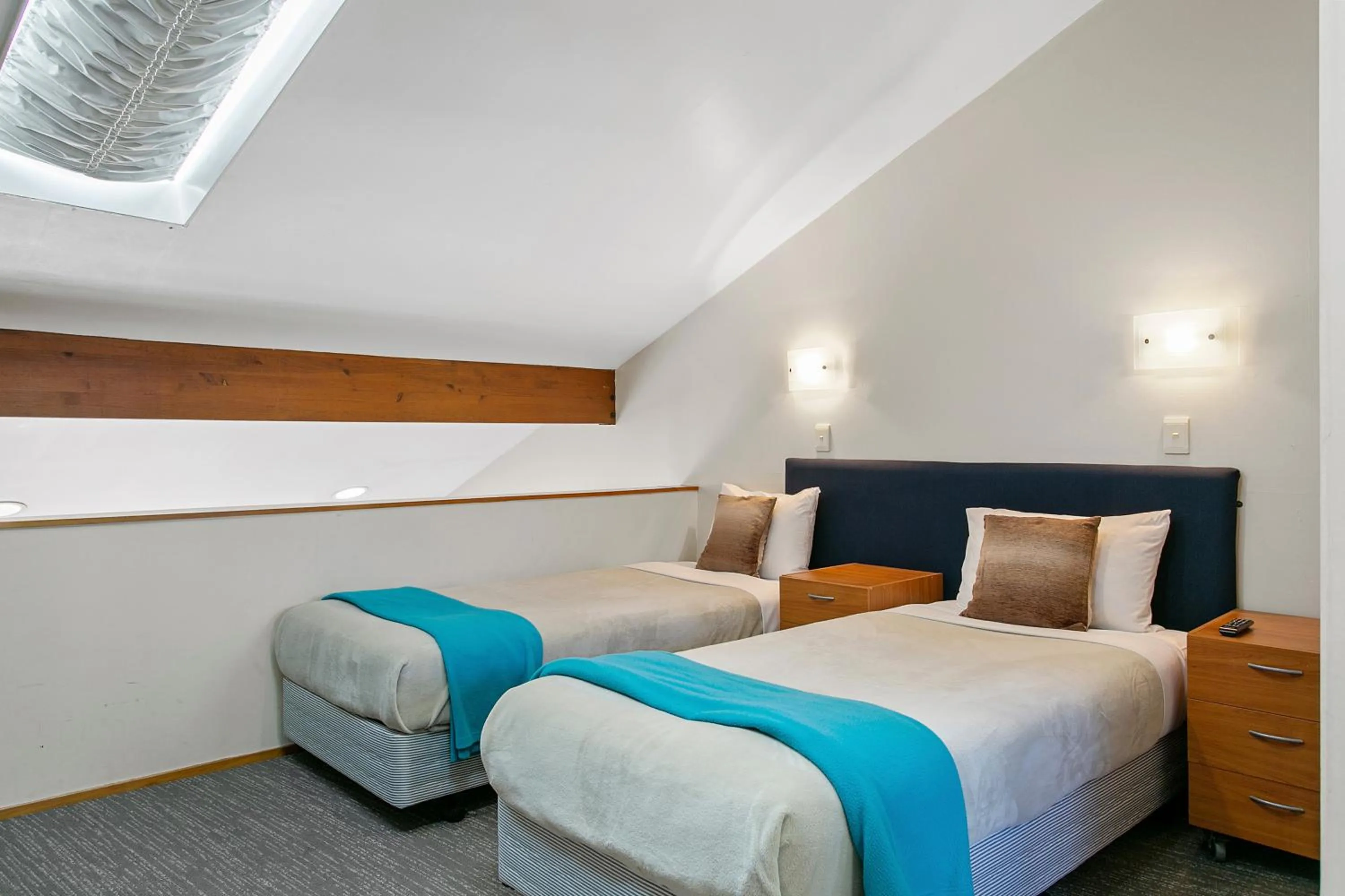 Bedroom, Bed in Cascades Lakefront Motel