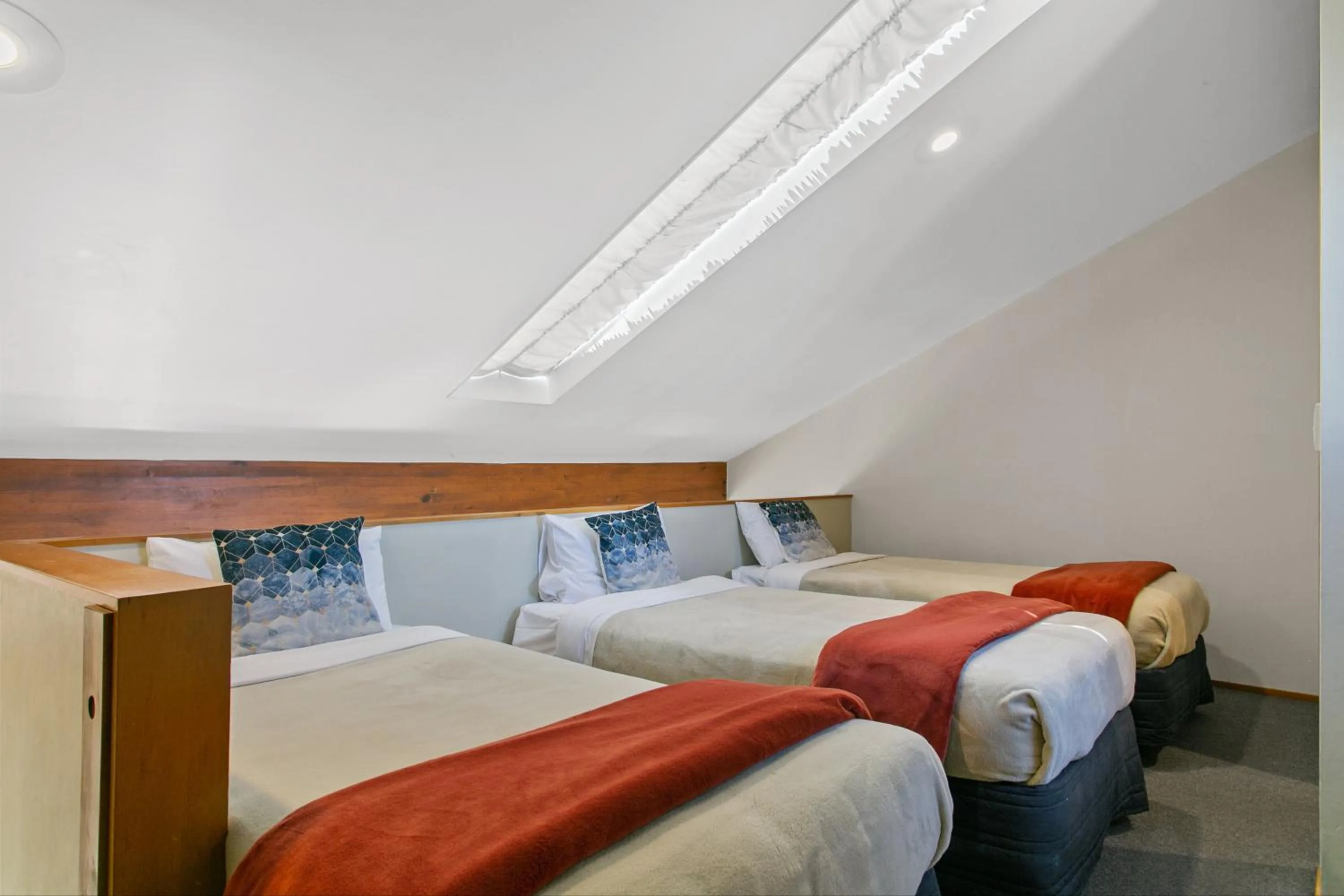 Bed in Cascades Lakefront Motel