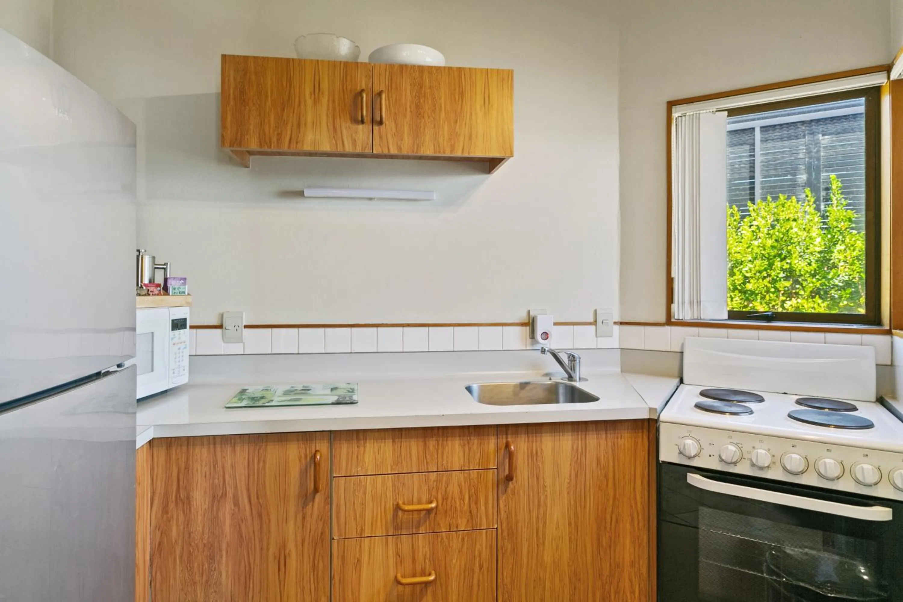 kitchen in Cascades Lakefront Motel