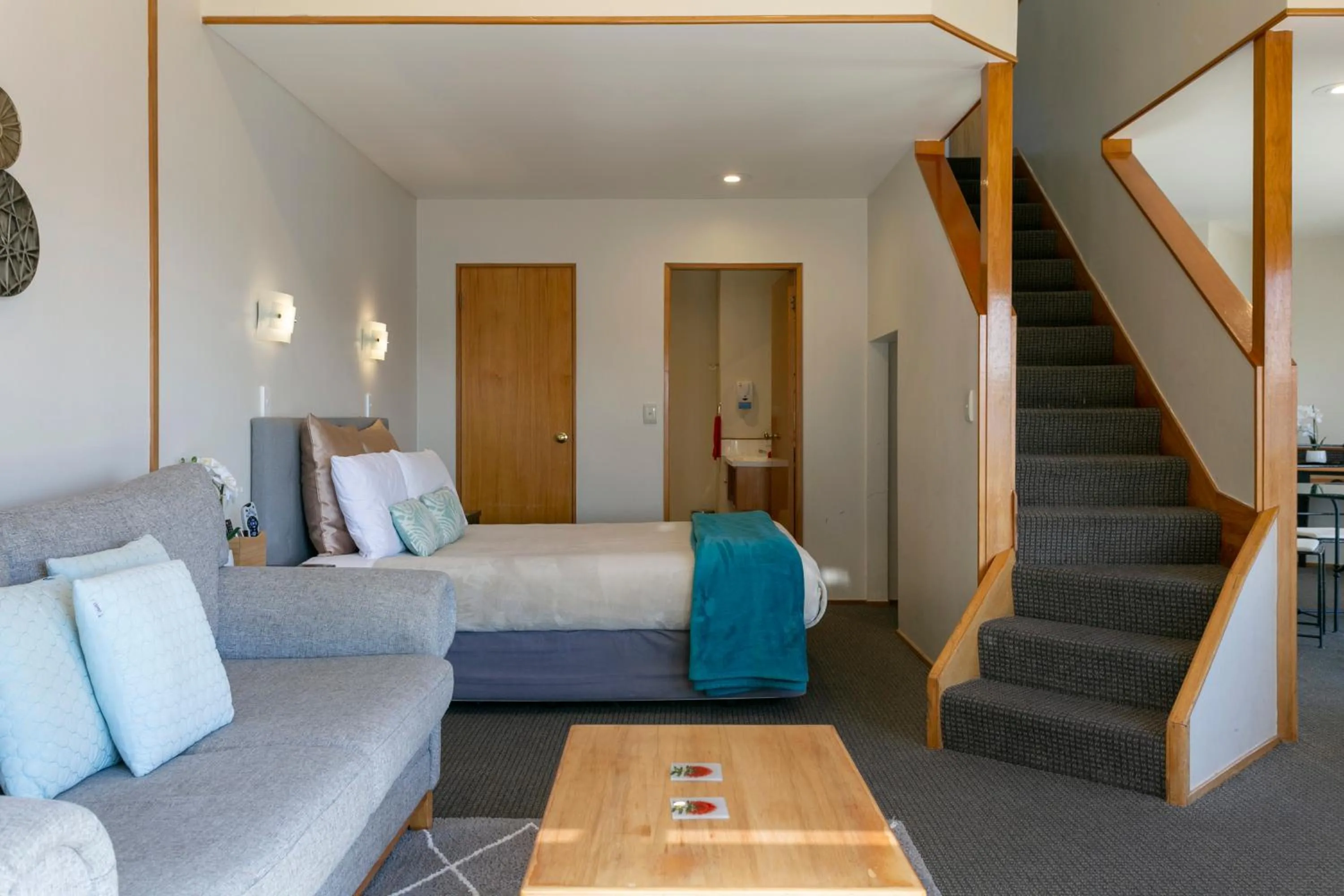 Living room, Bed in Cascades Lakefront Motel