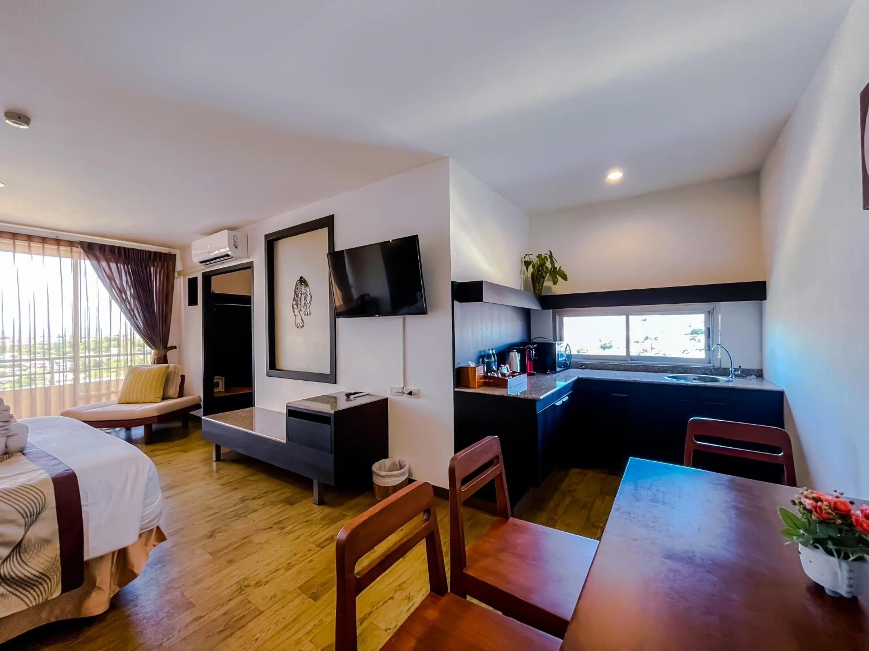 Coffee/tea facilities, Bed in Eastern Grand Palace