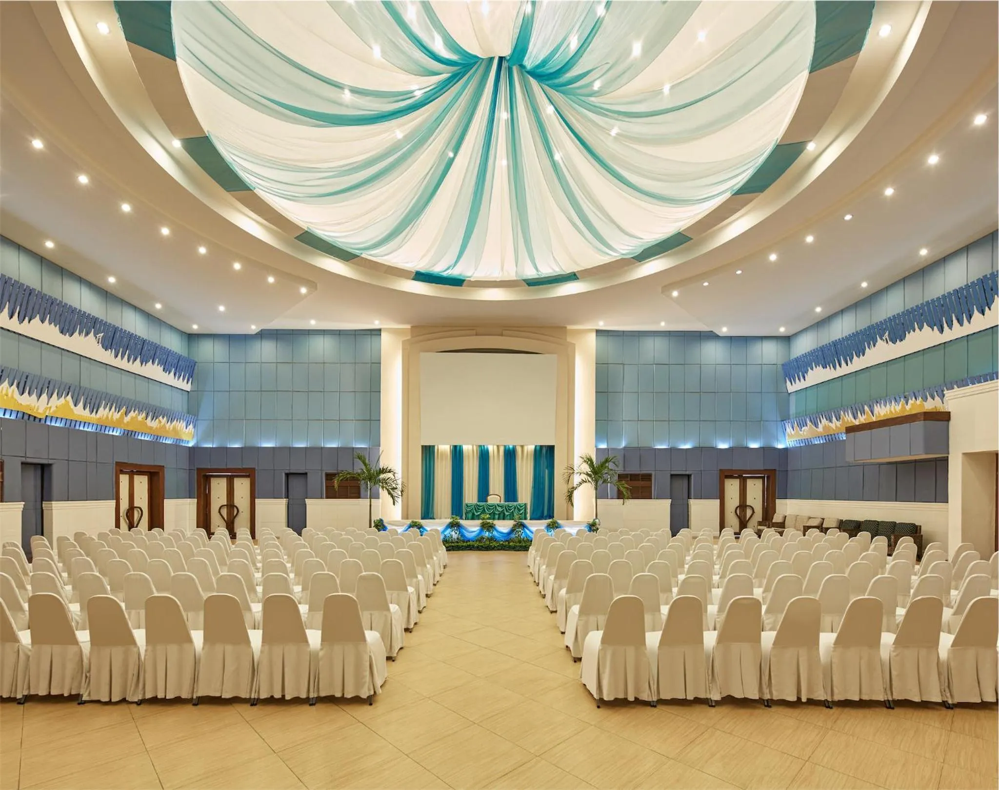 Photo of the whole room in Eastern Grand Palace