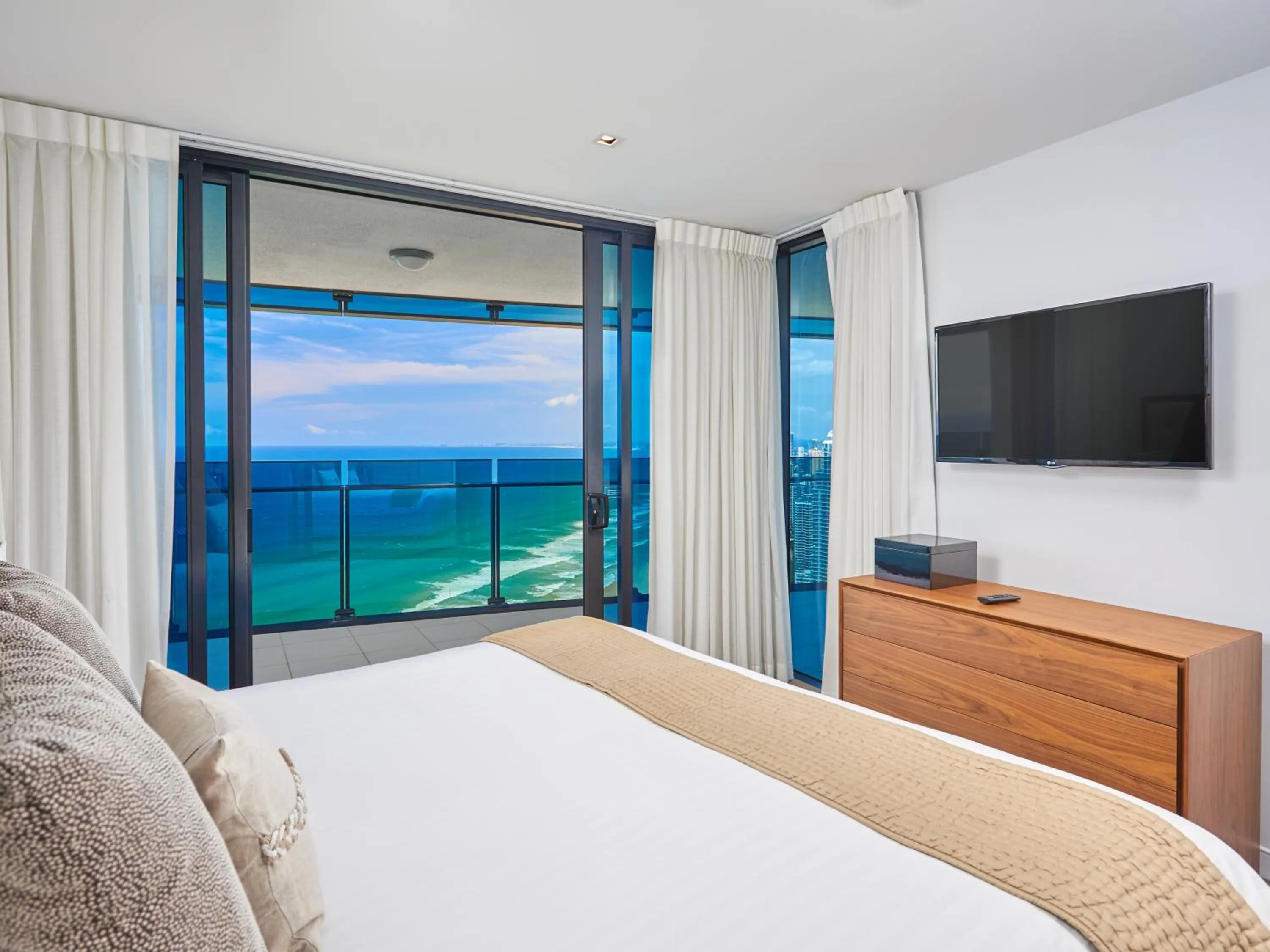 Bedroom, Bed in Soul Surfers Paradise - Gclr