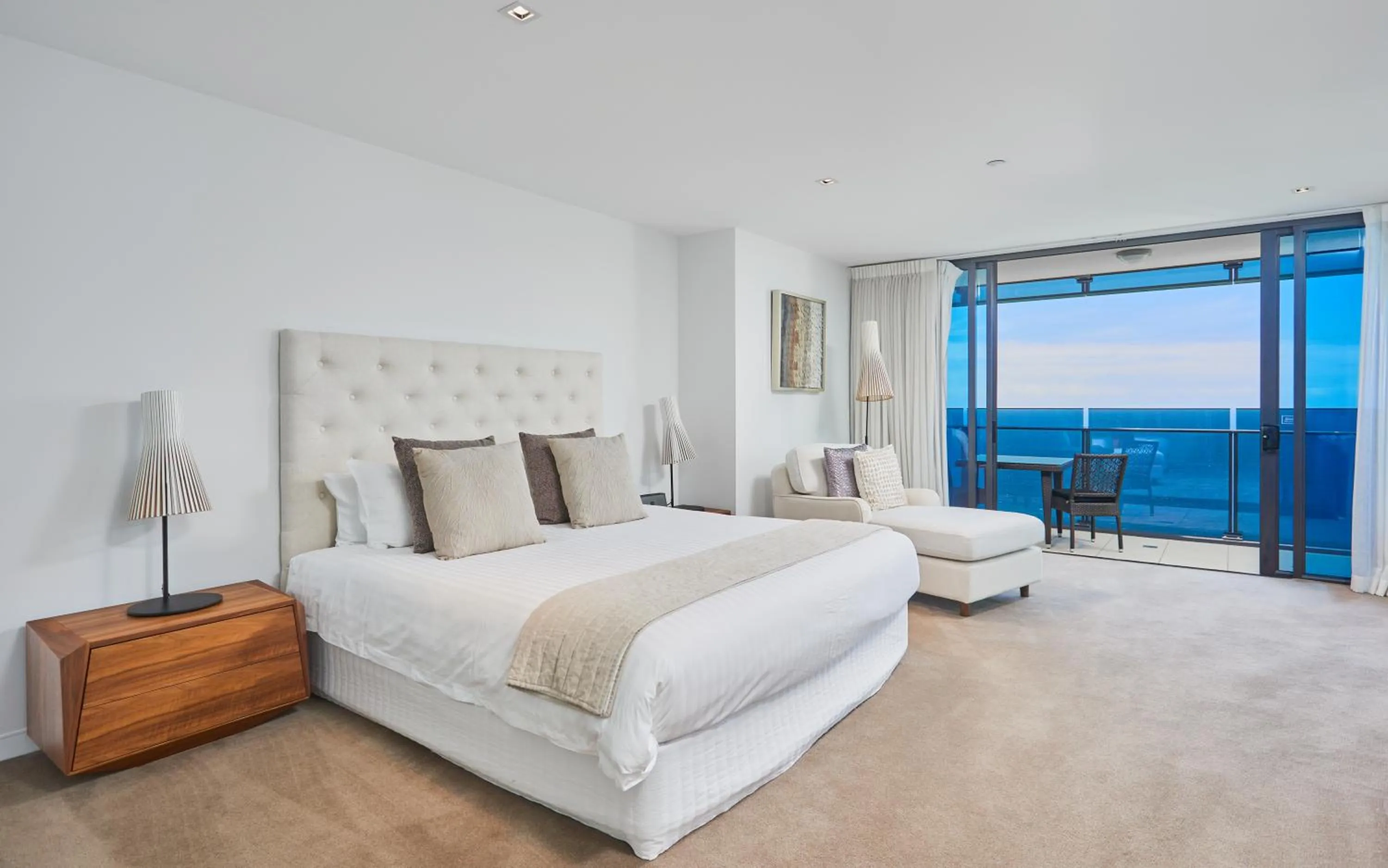 Bedroom, Bed in Soul Surfers Paradise - Gclr