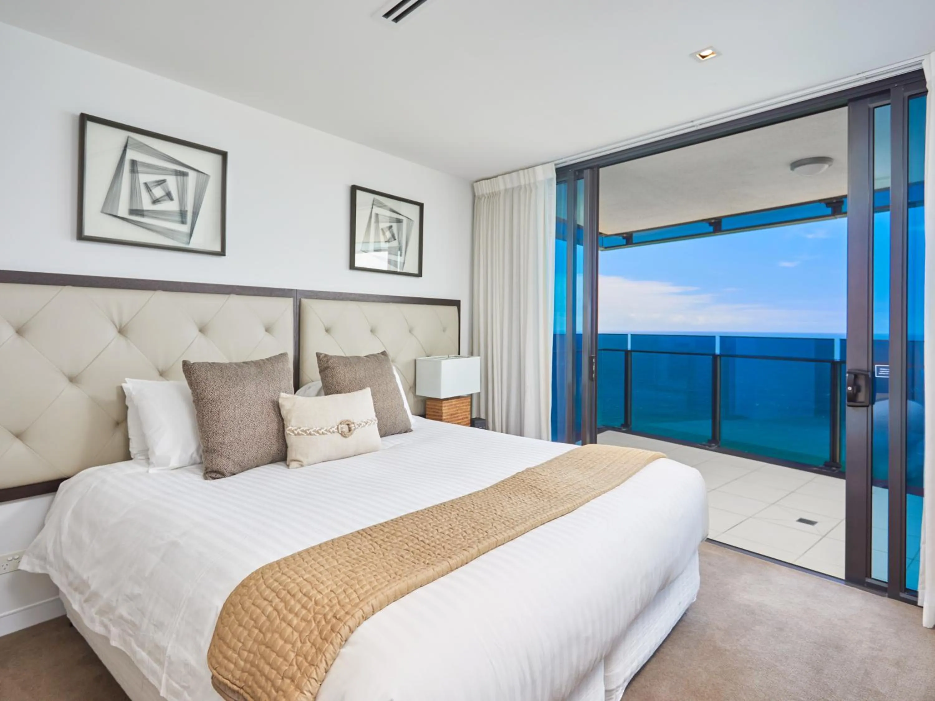 Bedroom, Bed in Soul Surfers Paradise - Gclr