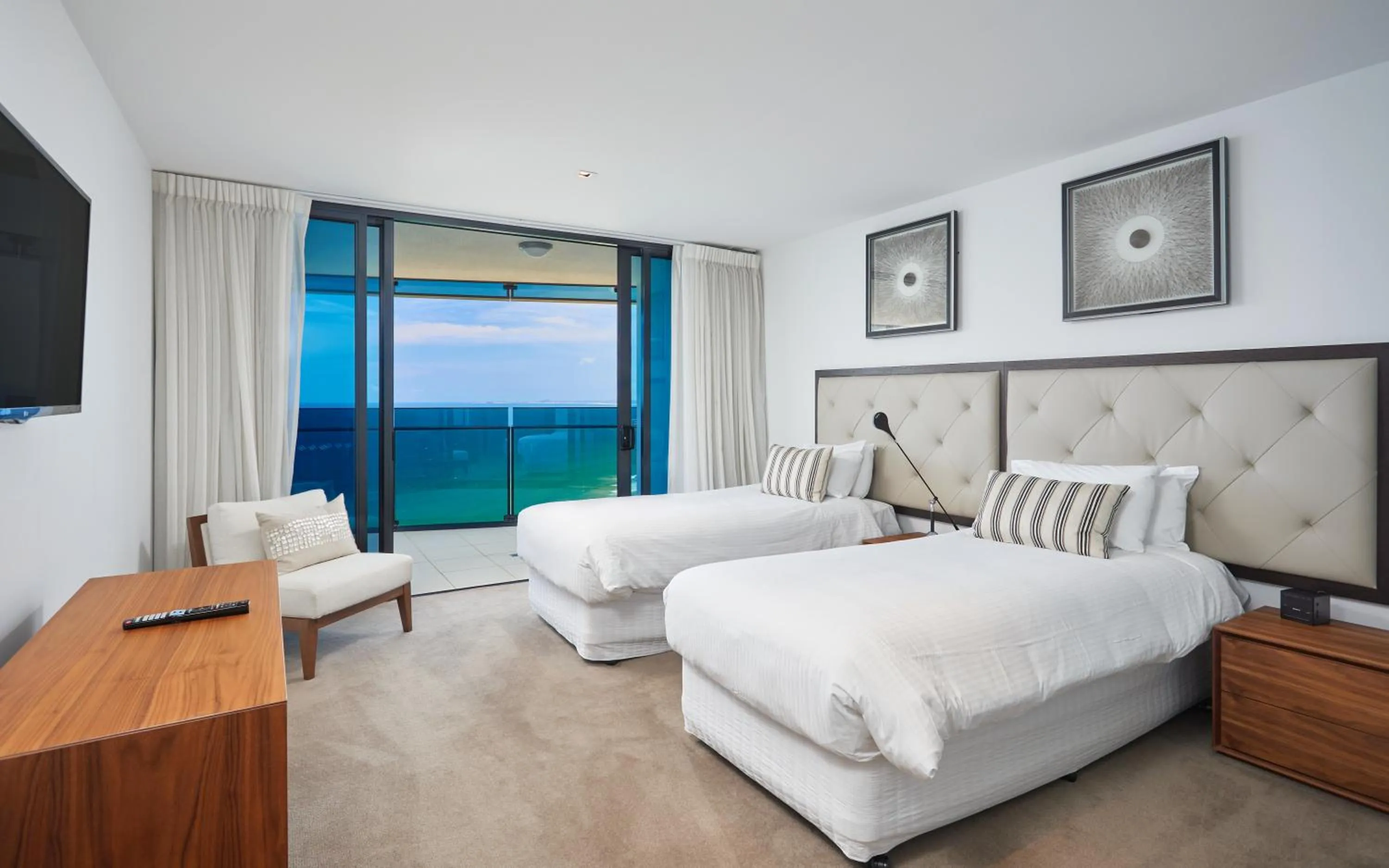 Bedroom, Bed in Soul Surfers Paradise - Gclr