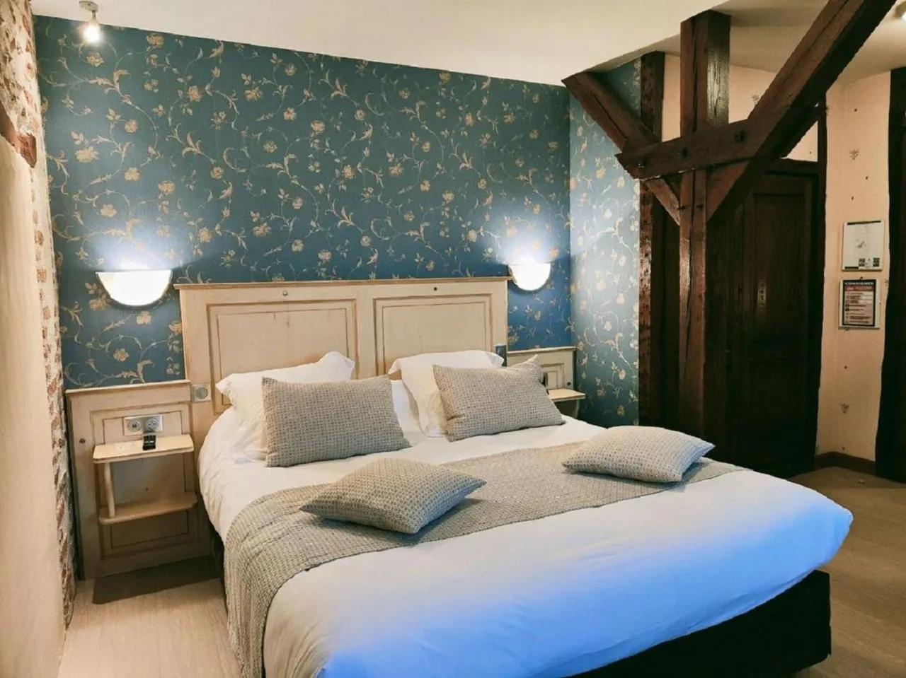 Shower, Bed in La Chaumière