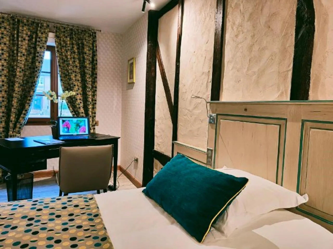 Shower, Bed in La Chaumière