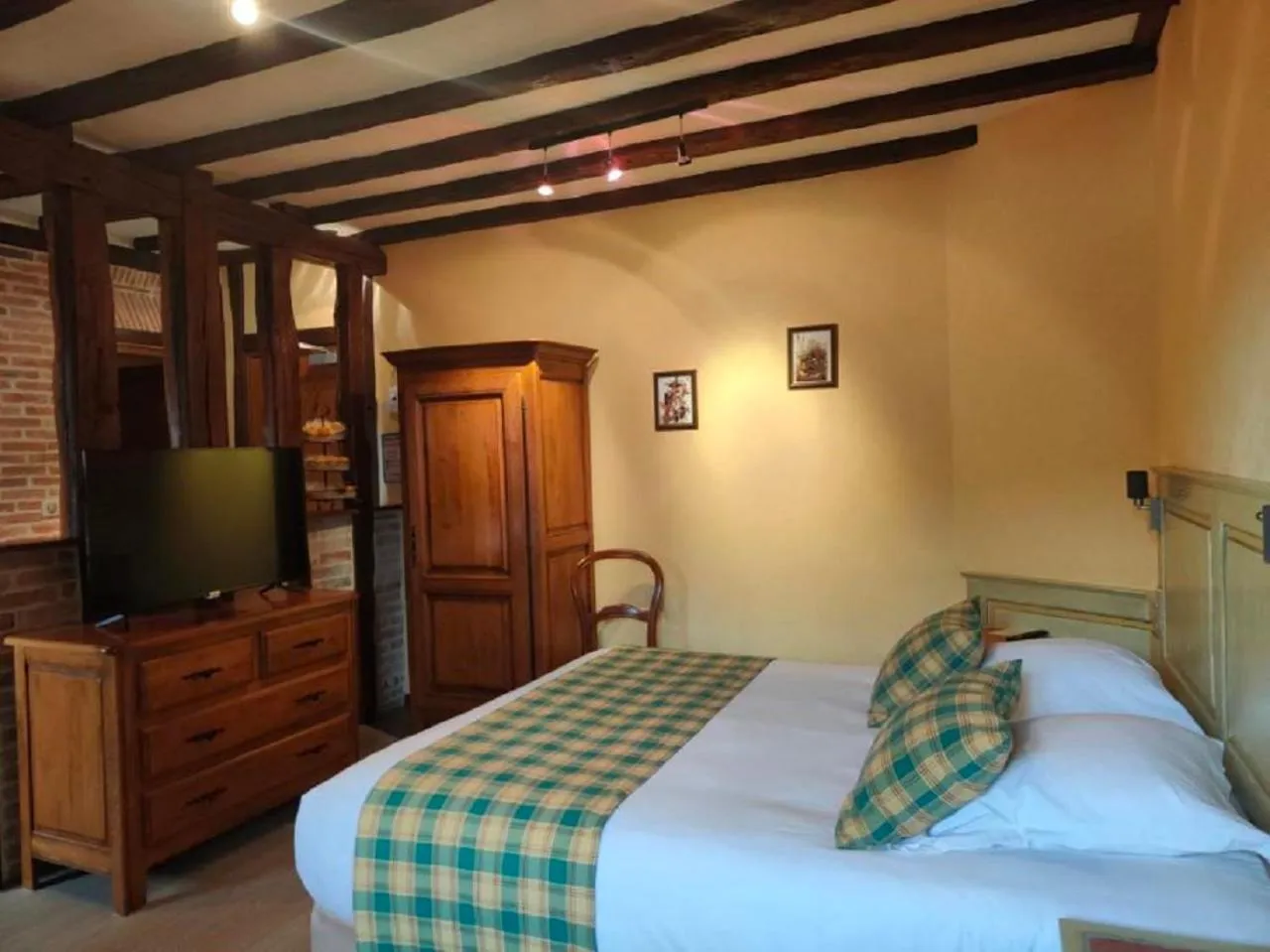 Shower, Bed in La Chaumière