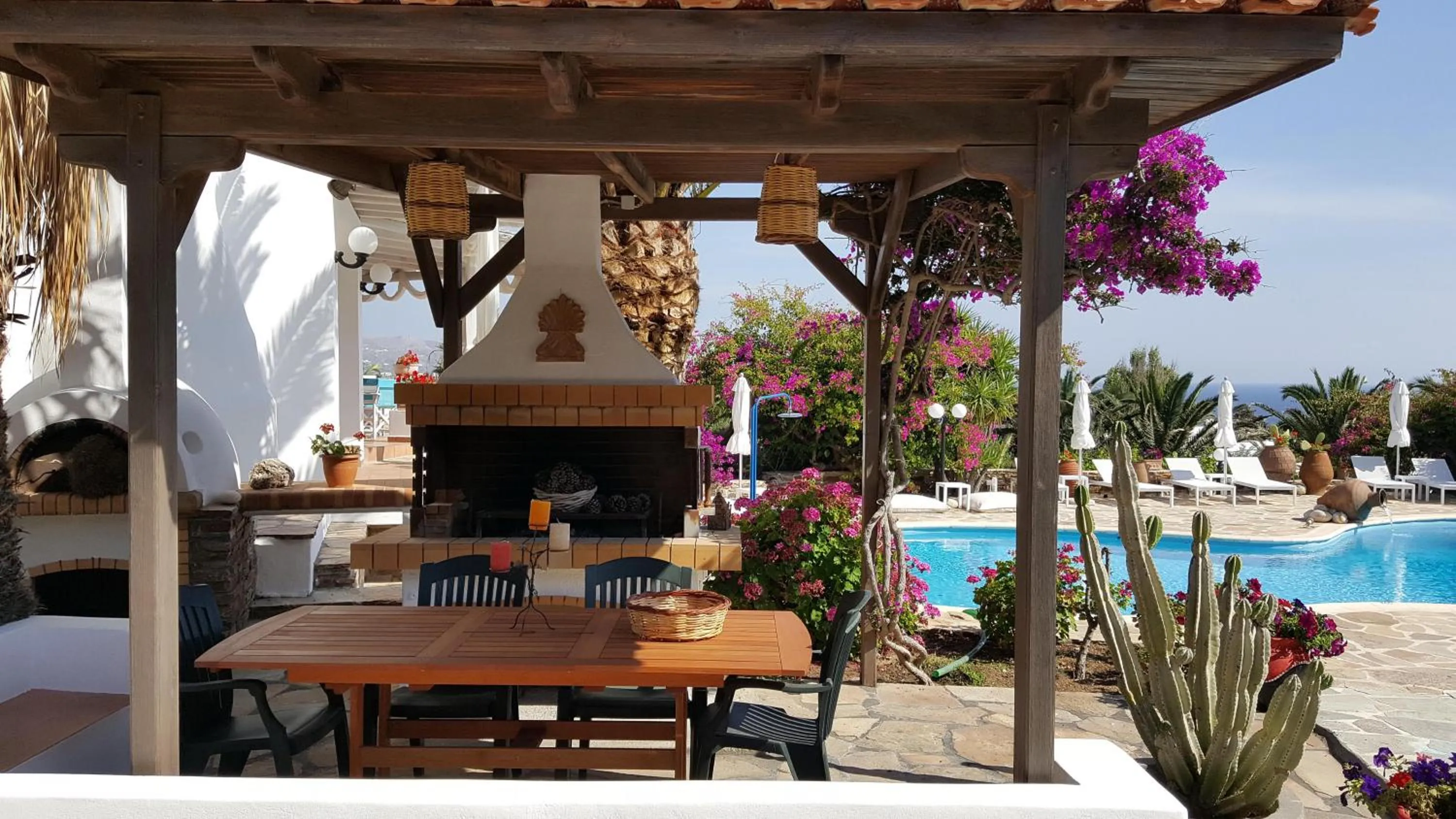 BBQ facilities in Villa Pari Manda