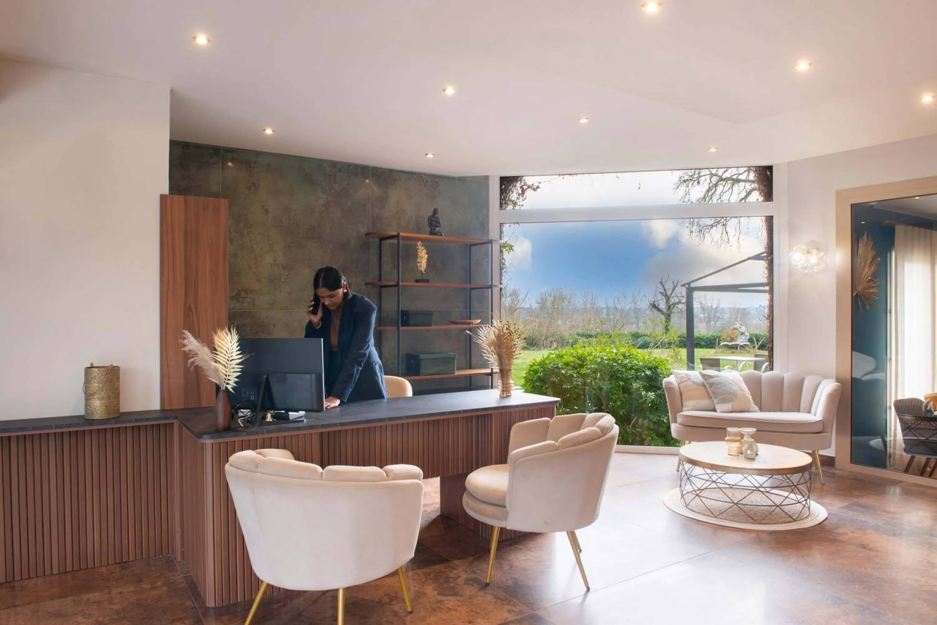 Lounge or bar in The Originals Boutique, Parc Hôtel, Orléans Sud